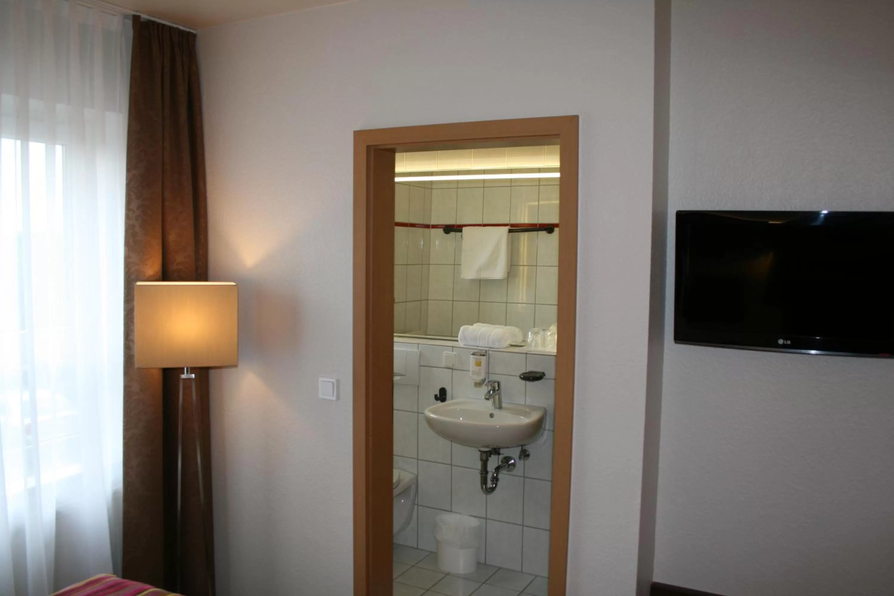 Photo of the whole room in HOTEL PARQÉO im A66