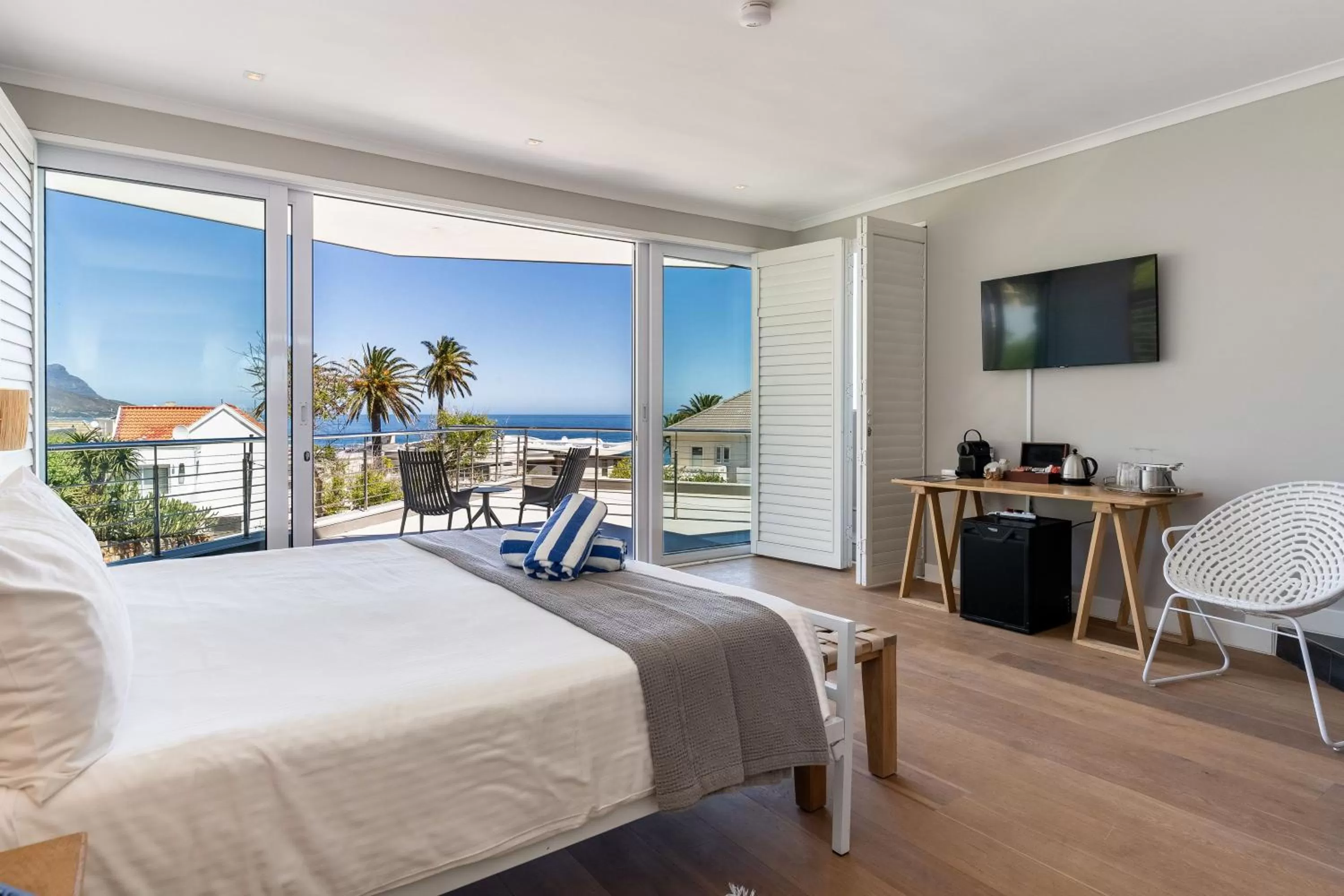 Deluxe Double Room with Balcony and Sea View in Camps Bay Retreat Hotel