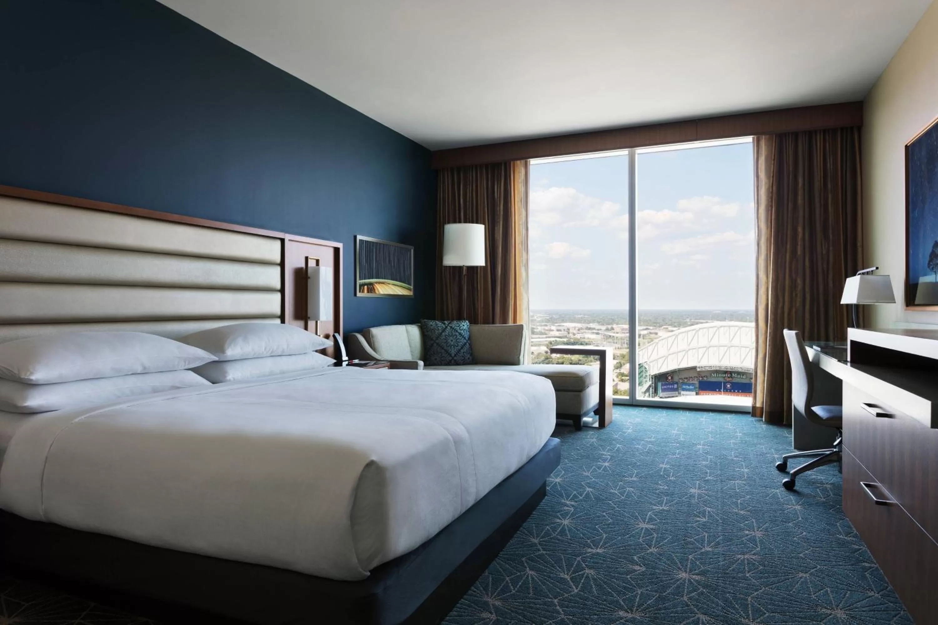 Photo of the whole room, Bed in Marriott Marquis Houston