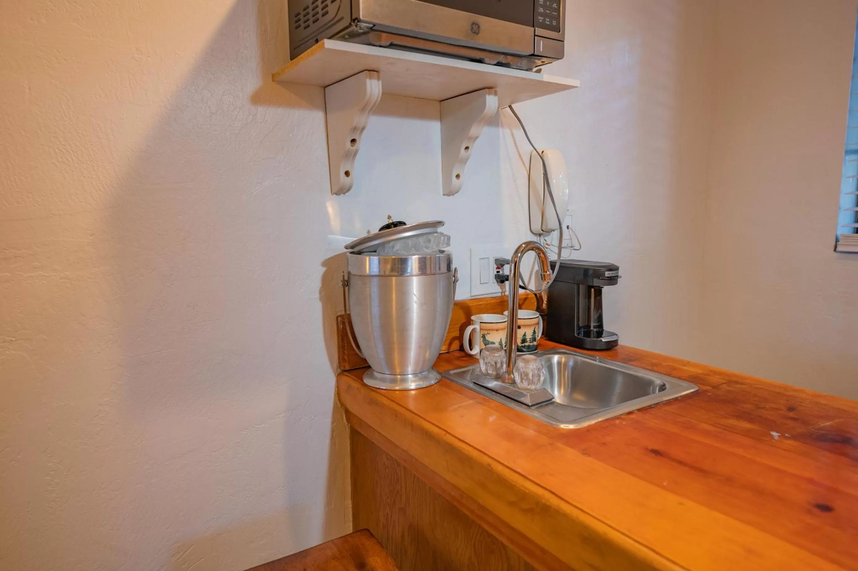 Kitchen or kitchenette in Black Forest Lodge