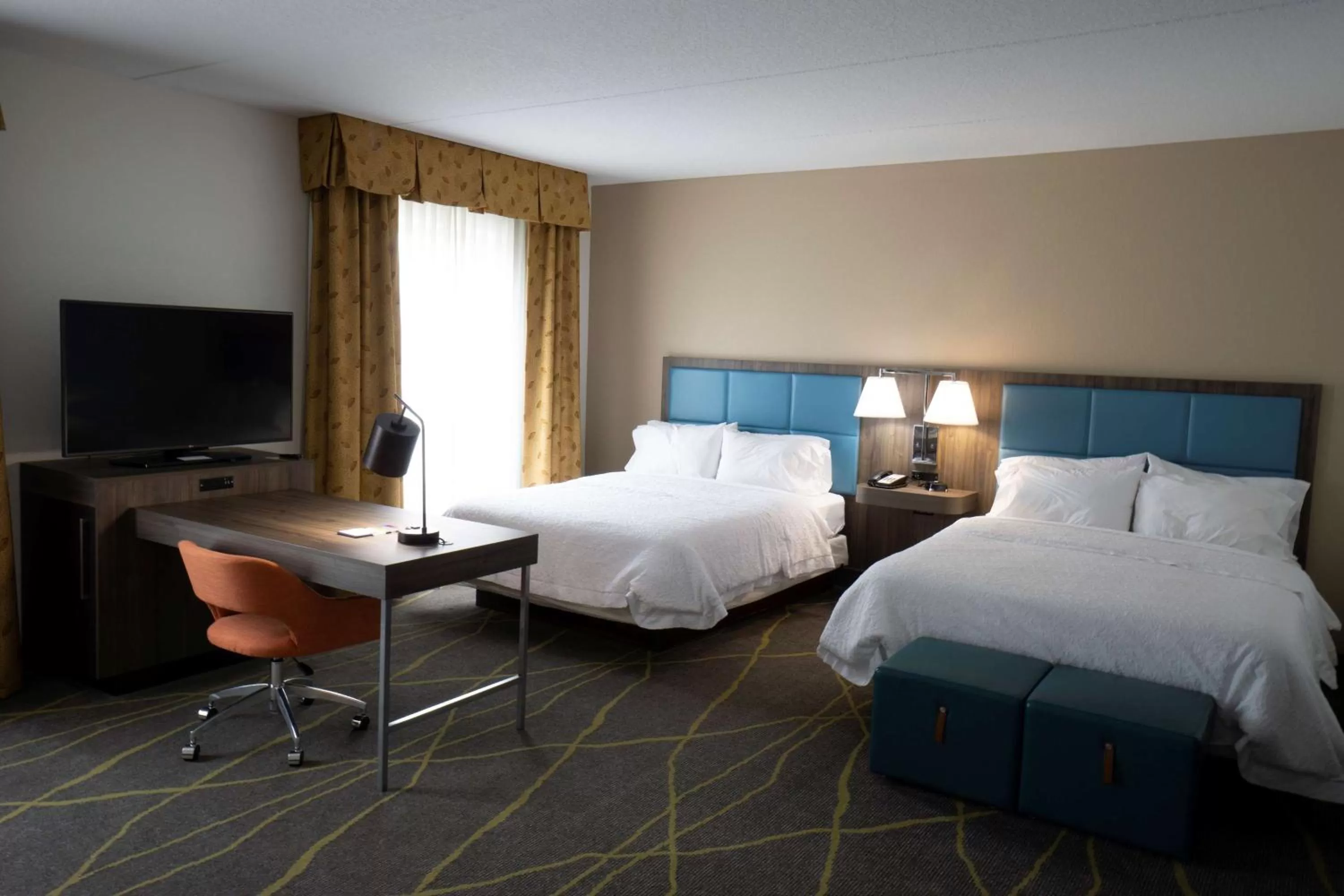 Living room, Bed in Hampton Inn & Suites Palm Coast