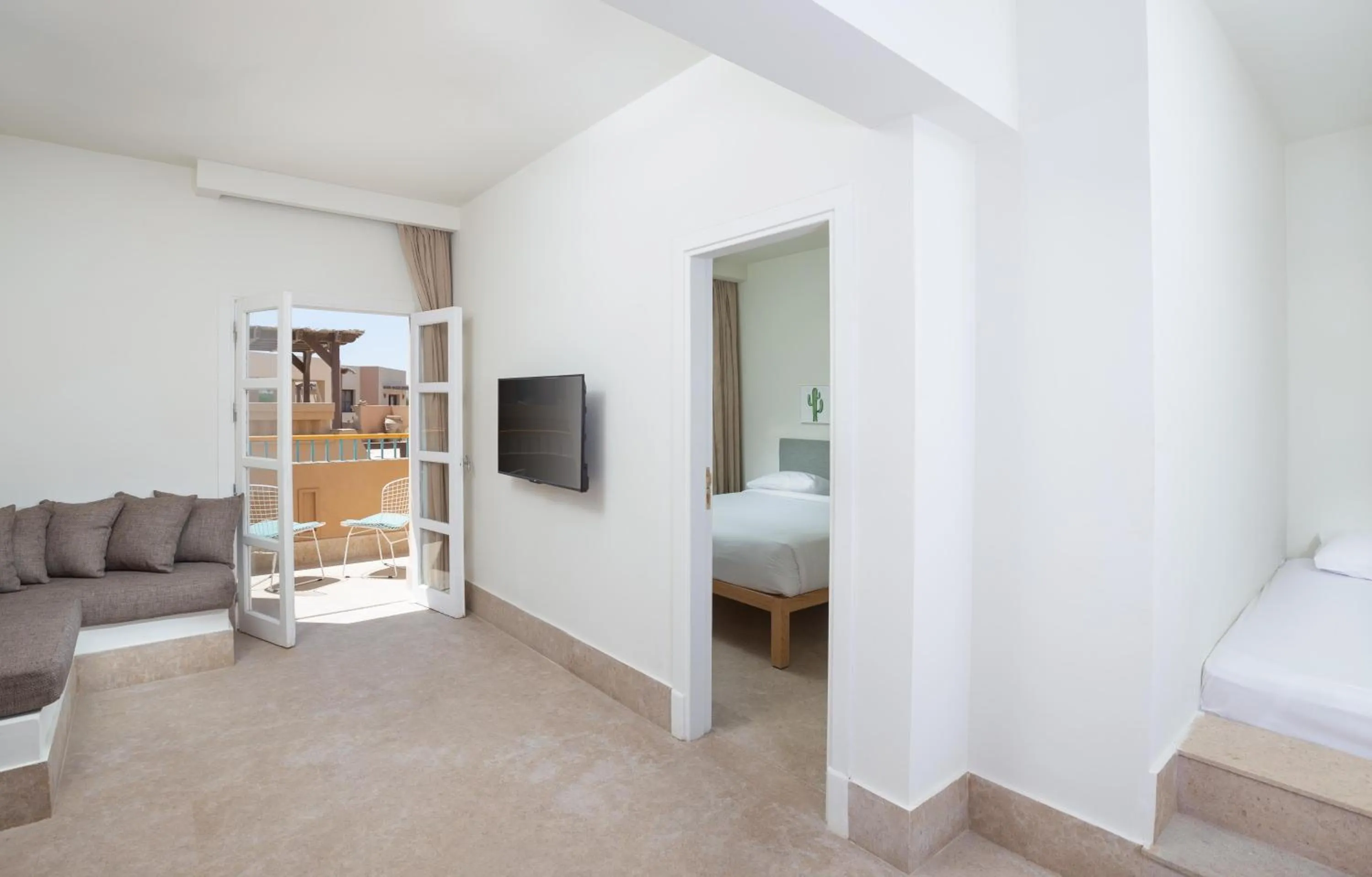 Photo of the whole room, Bed in Captain's Inn Hotel