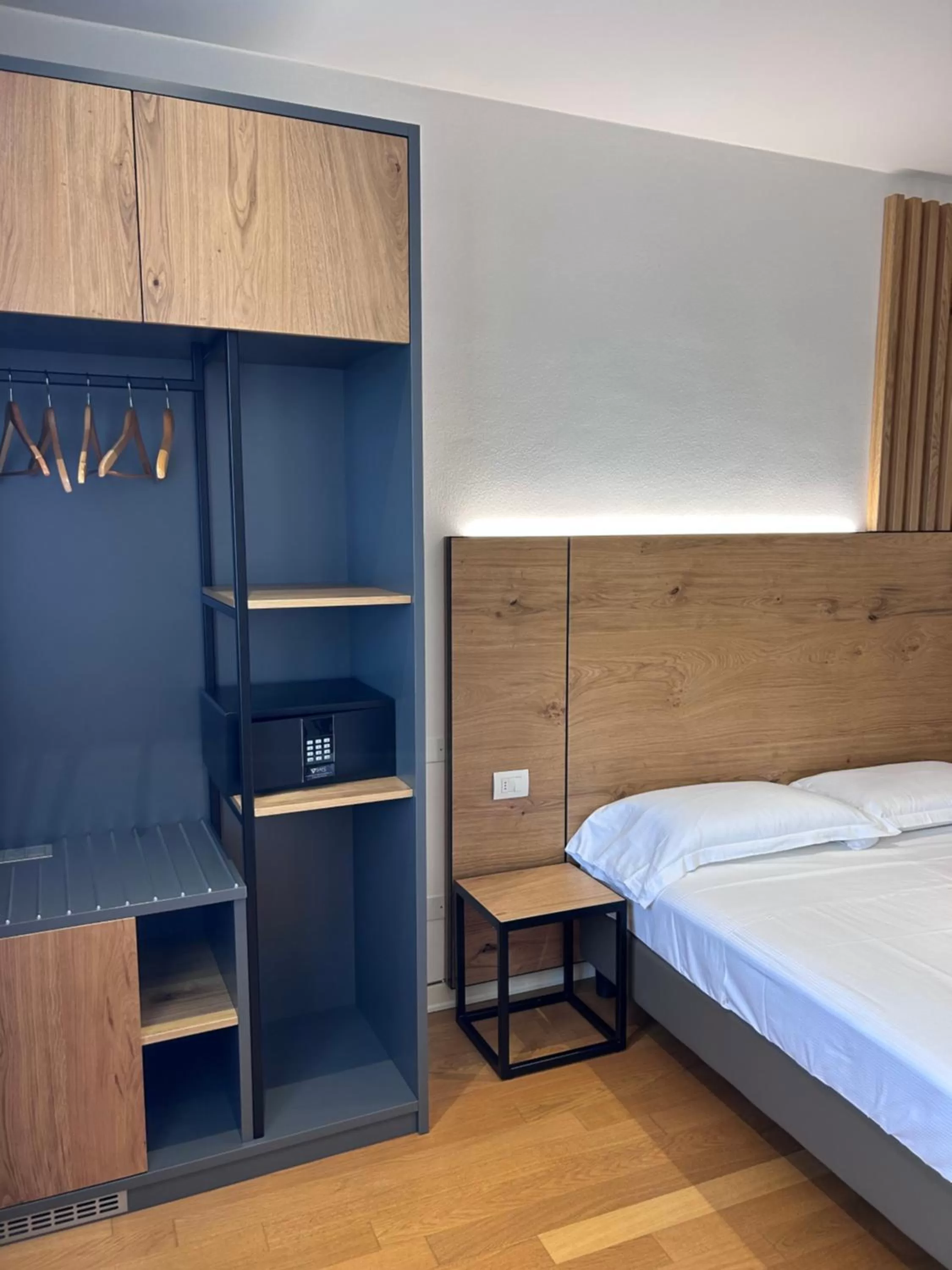 wardrobe, Bed in Best Western Hotel Arya