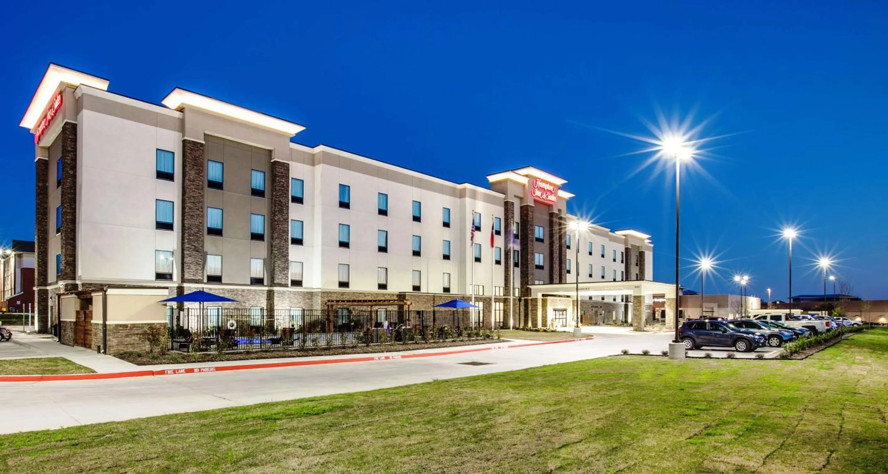 Property building in Hampton Inn & Suites Dallas/Ft. Worth Airport South