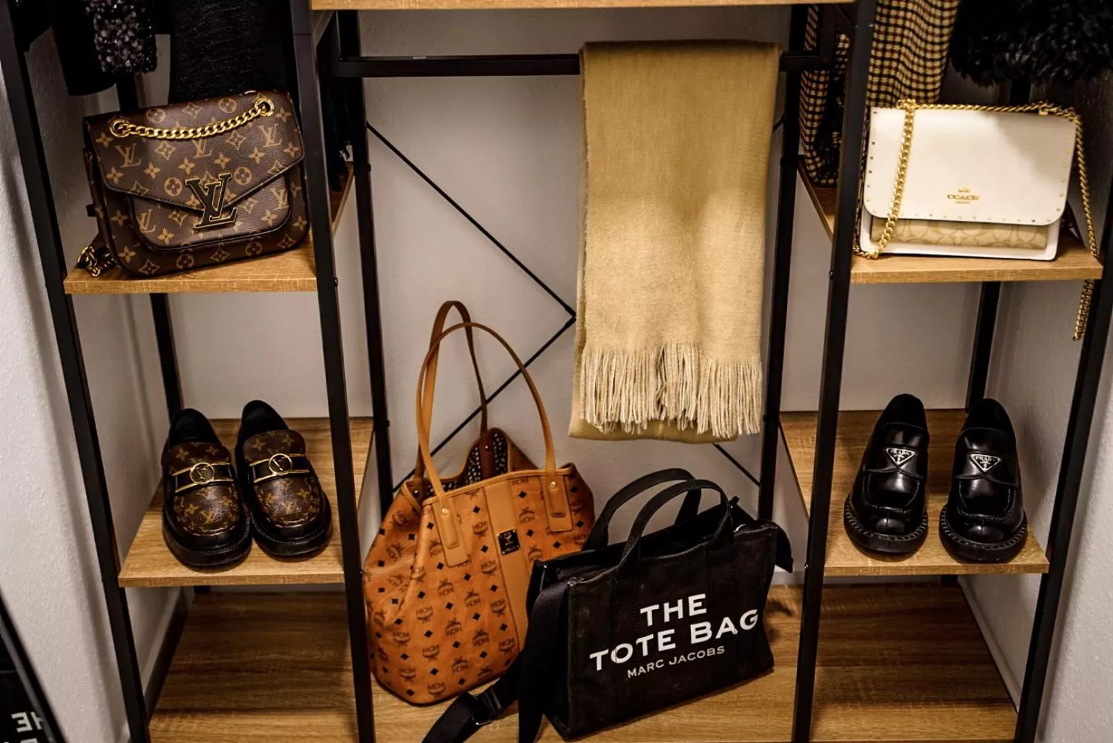 wardrobe in Hotel Residenz Luxury - Outletcity - Parken - Klima - 24h Check-In