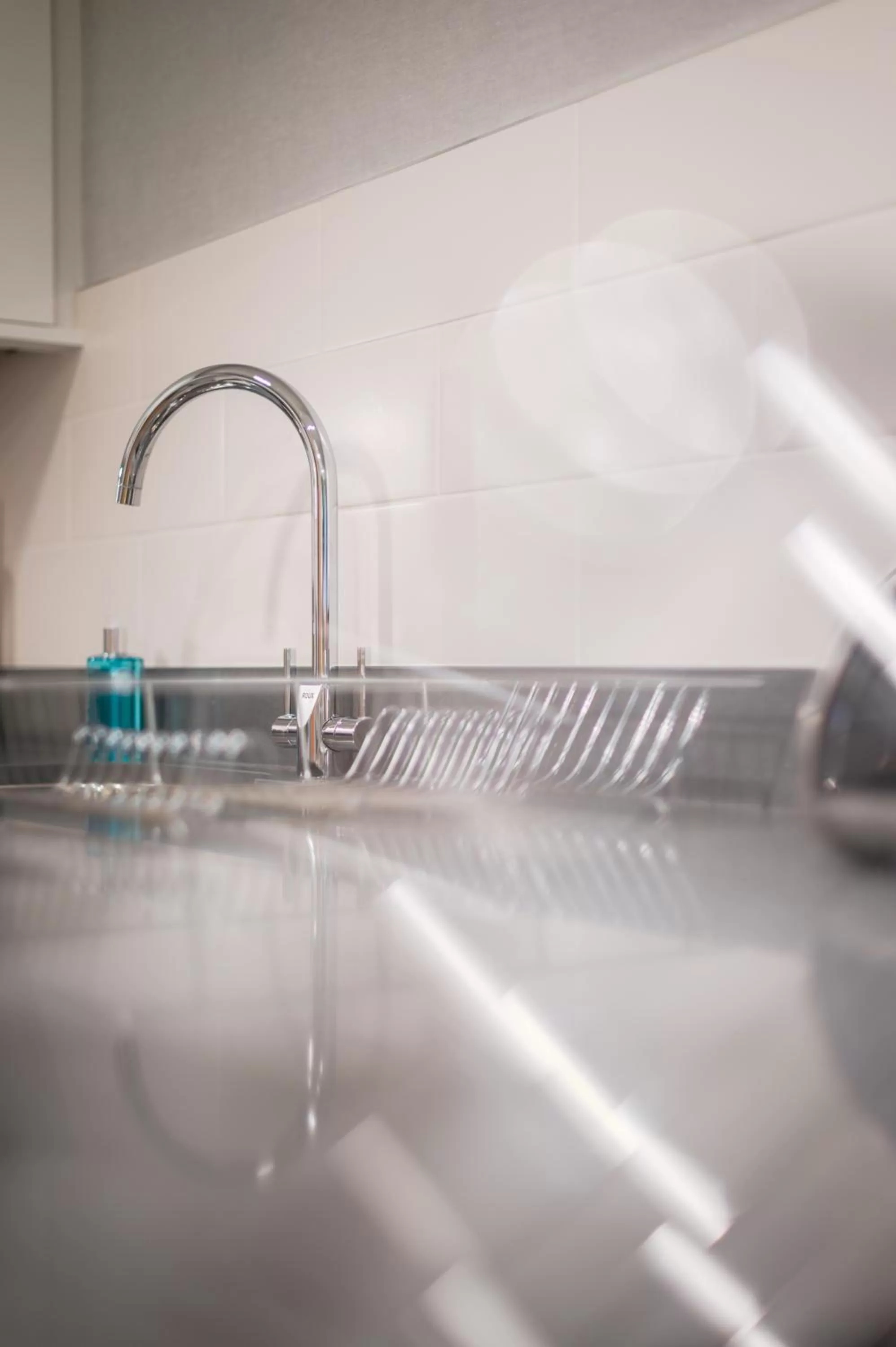Kitchen or kitchenette in The Knight Residence by Mansley