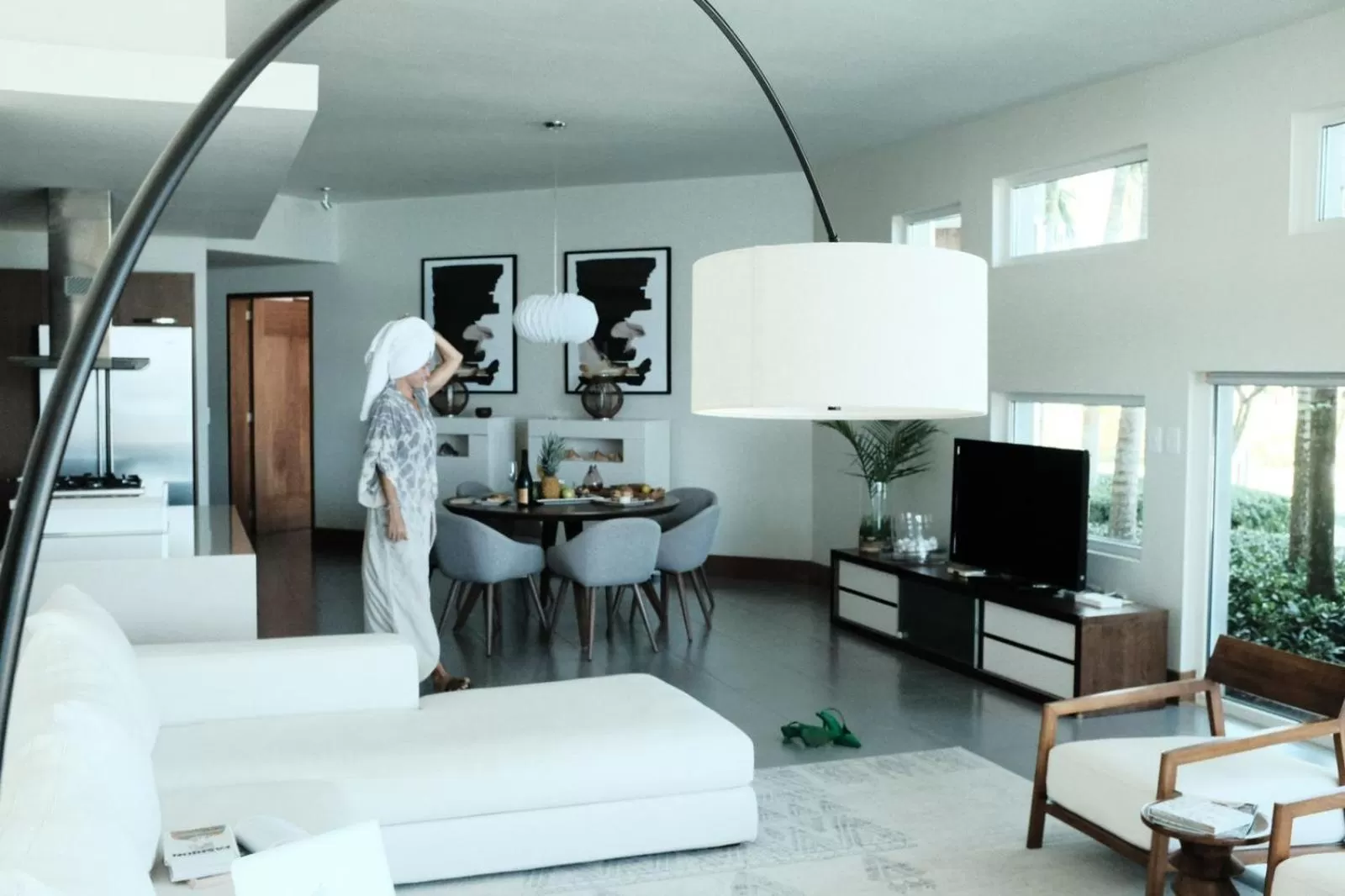 Communal lounge/ TV room, Bed in Ultravioleta Boutique Residences
