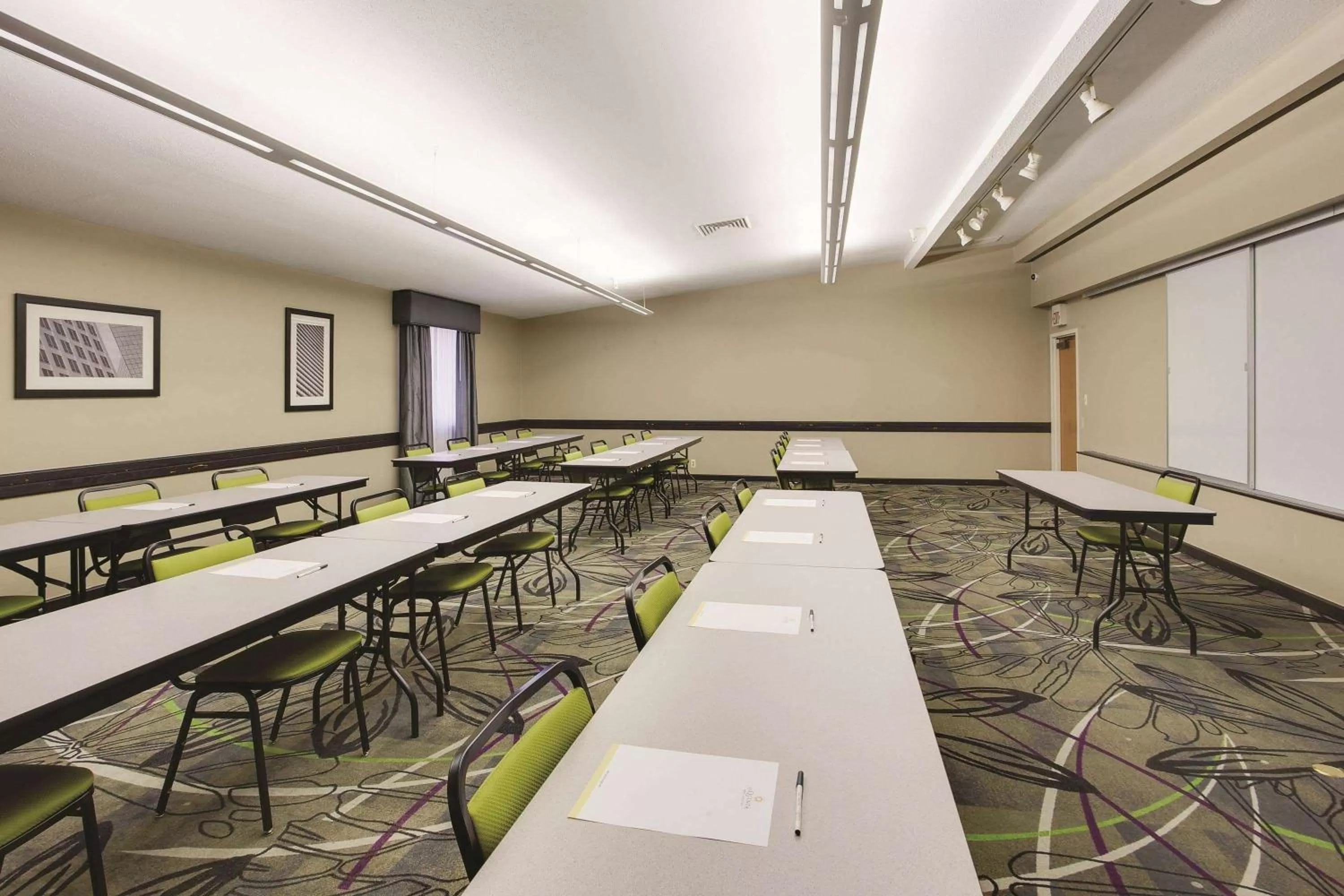 Business facilities in La Quinta Inn & Suites by Wyndham Detroit Metro Airport
