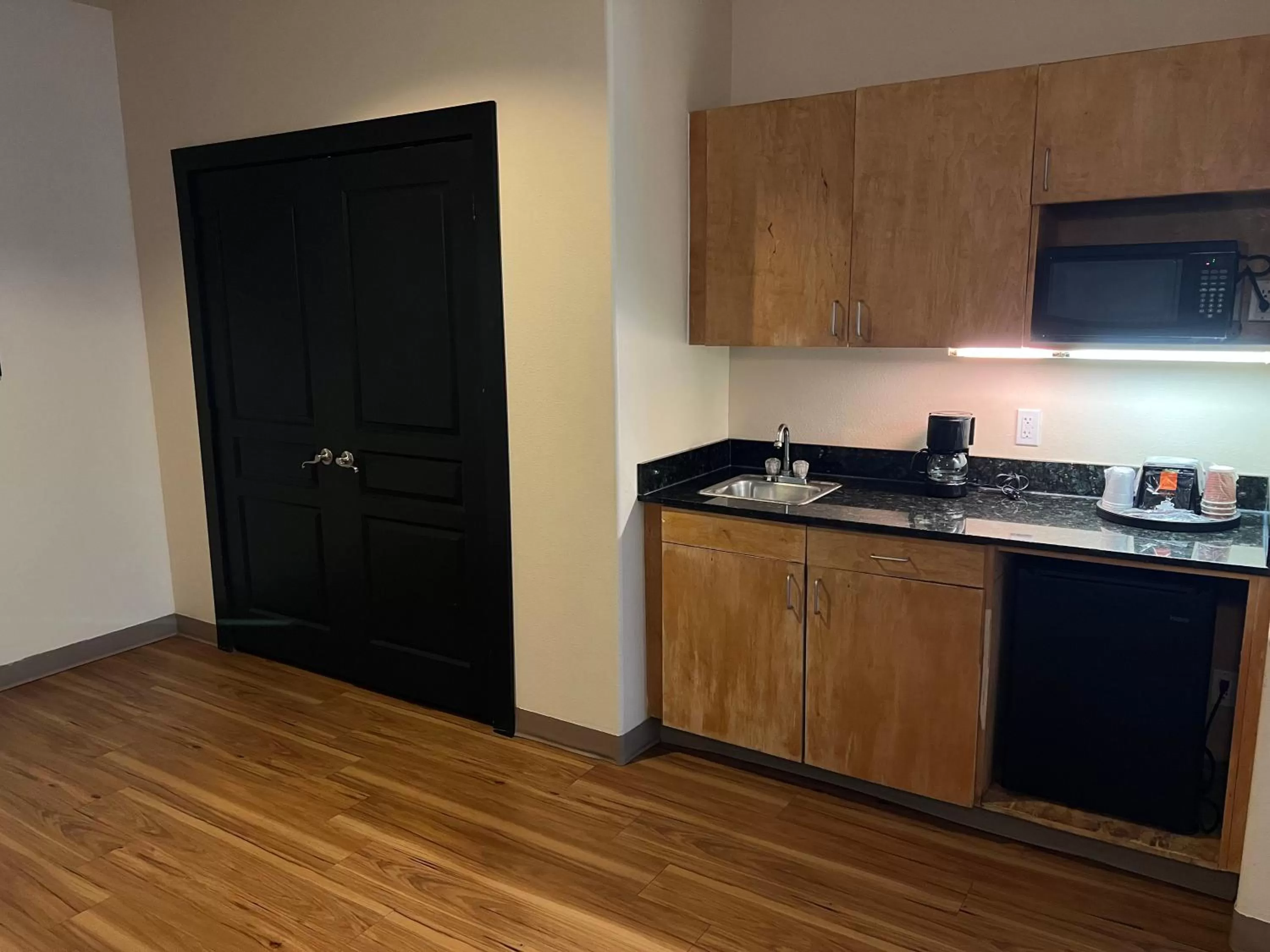 Kitchen or kitchenette in Sunchase Inn & Suites