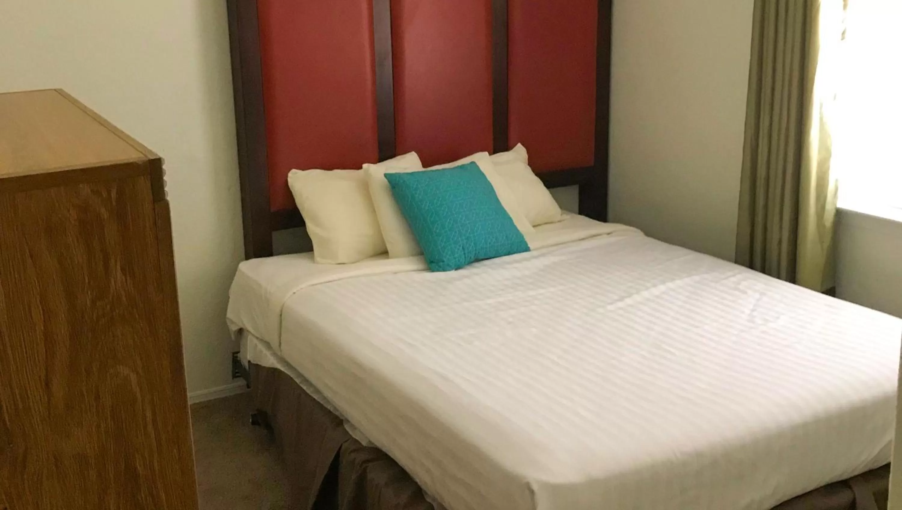 Photo of the whole room, Bed in Ticaboo Lodge