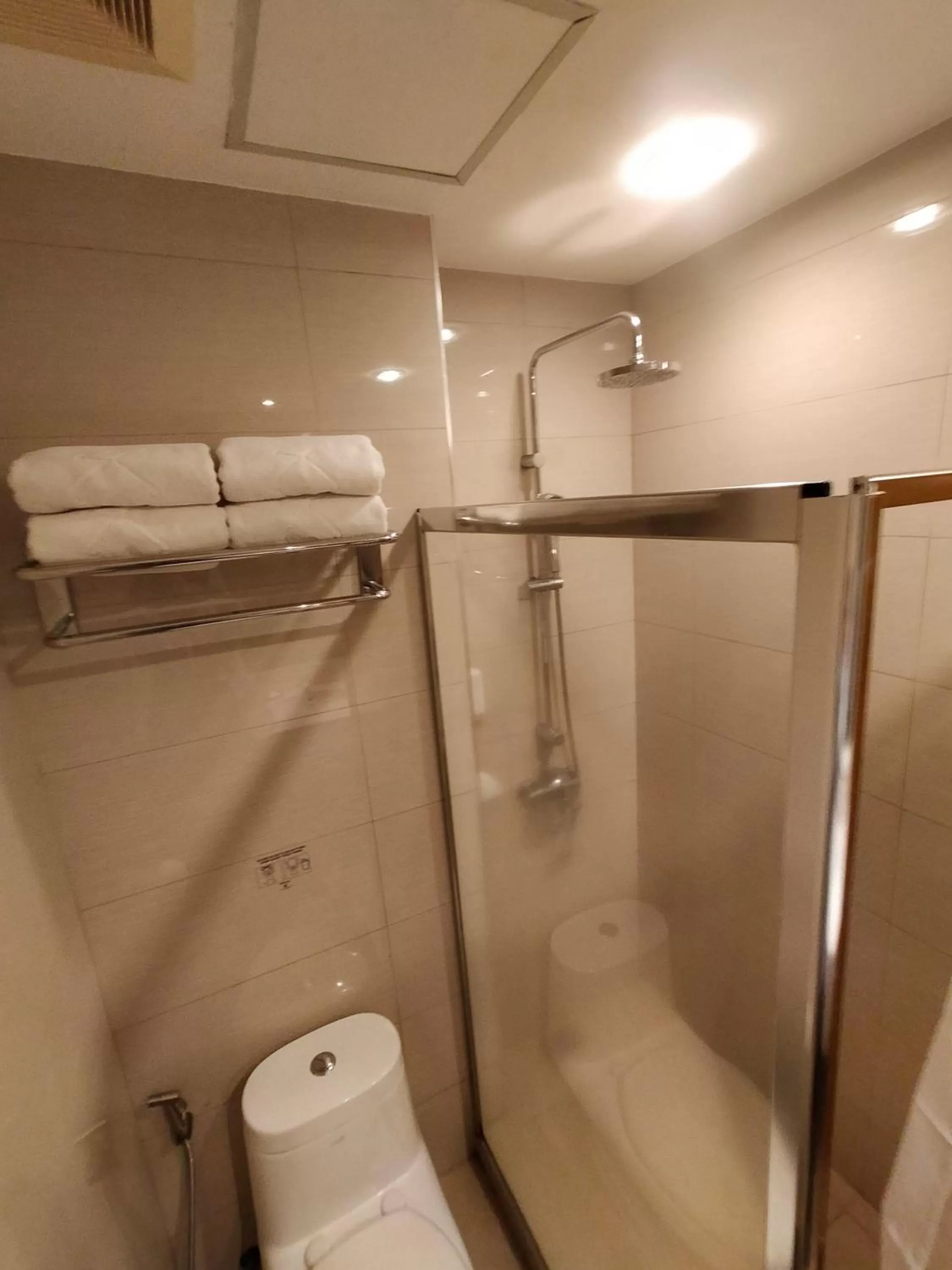 Shower in Hotel Kimberly Tagaytay