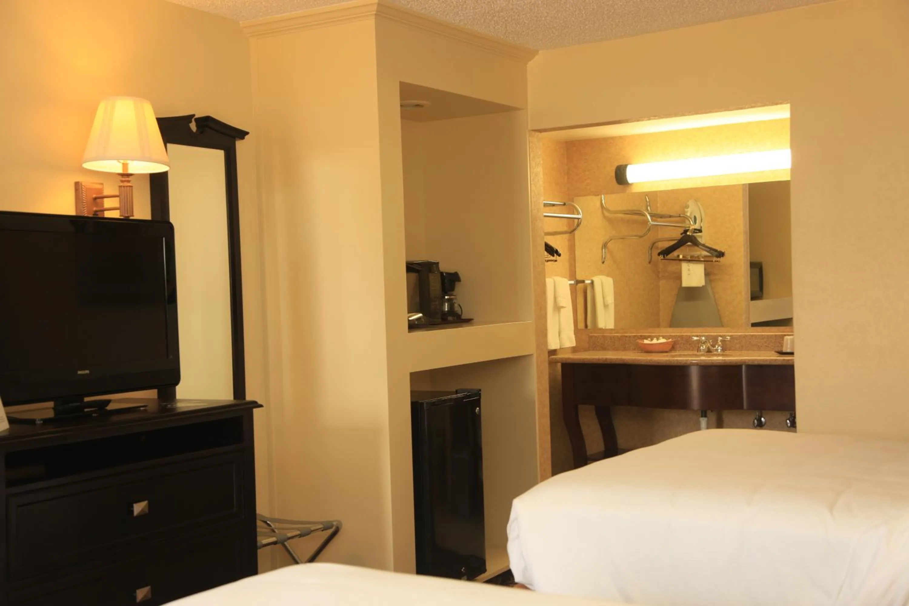 Photo of the whole room, Bed in Plaza Inn Midland