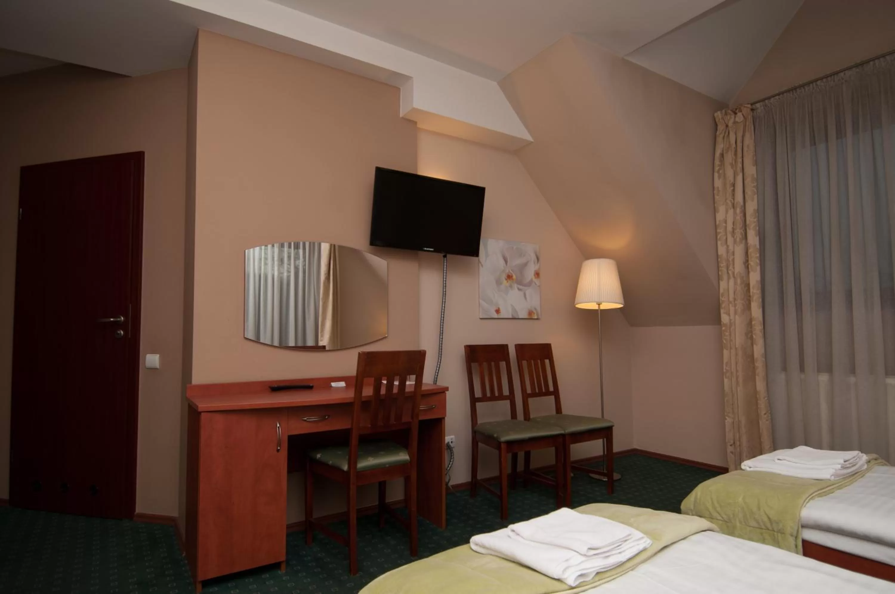 Photo of the whole room, TV/Entertainment Center in Willa Pory Roku