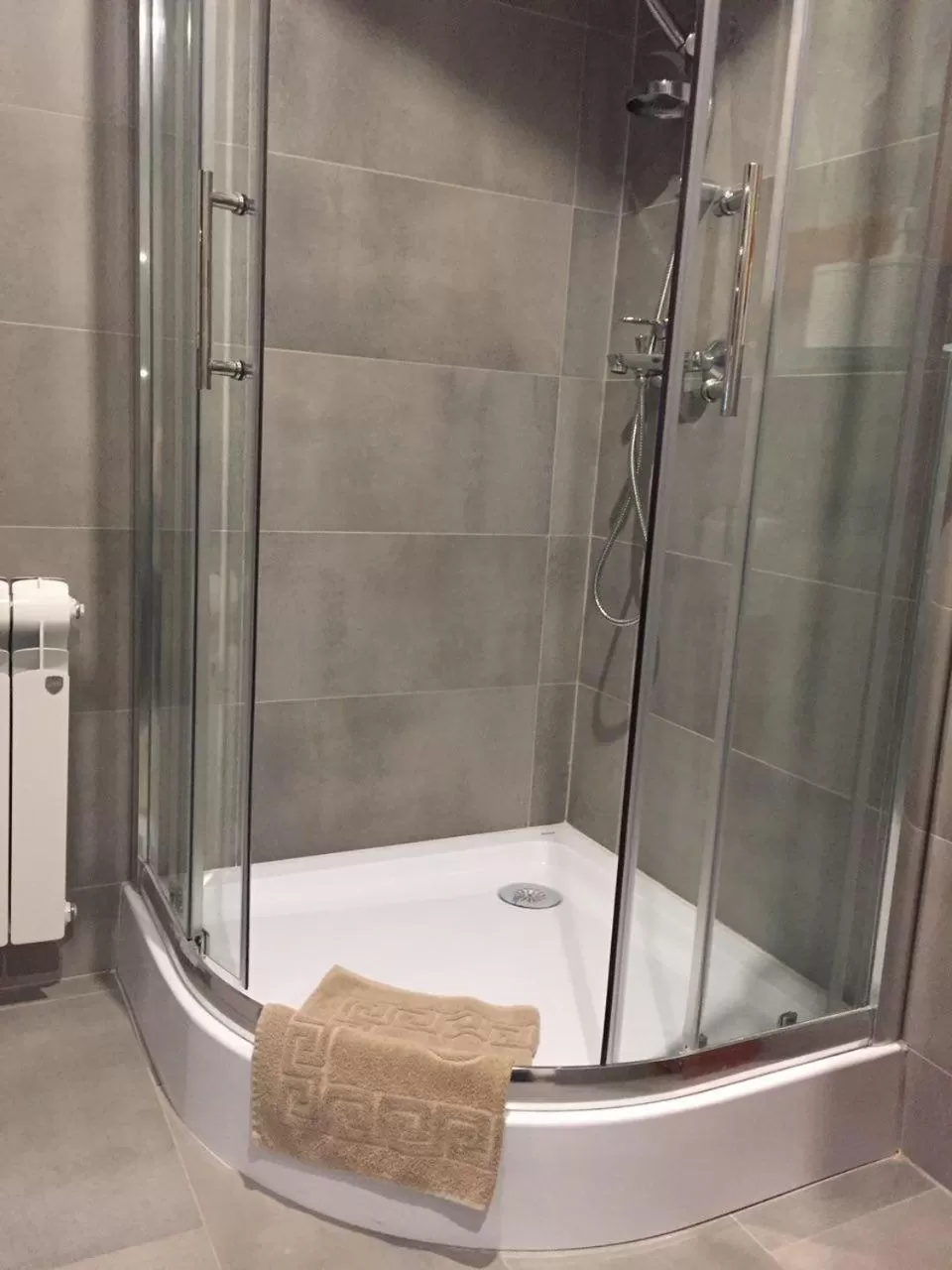 Shower in WINE & ROSE BOUTIQUE HOTEL