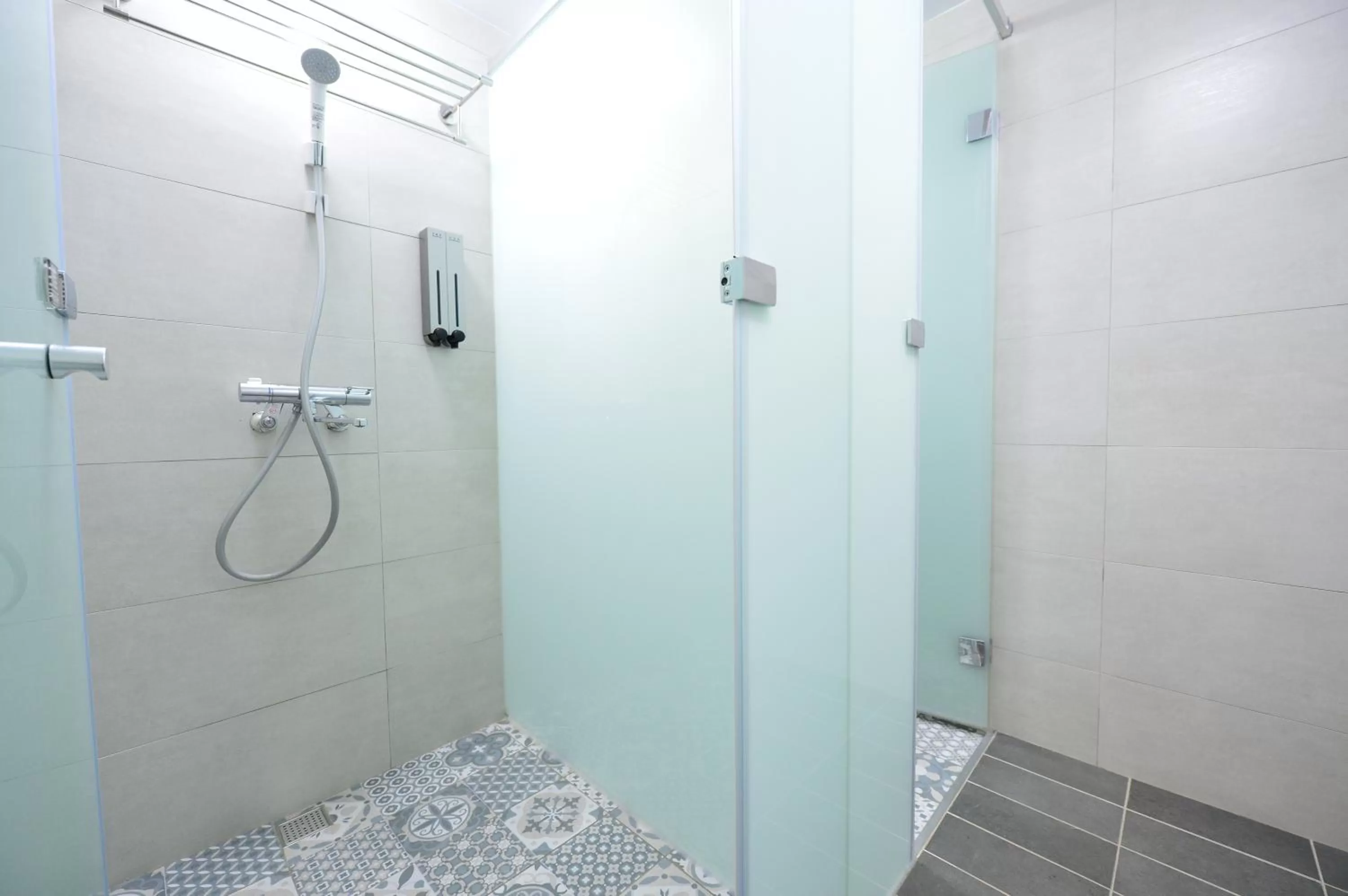Shower in Sky Square Business Travel