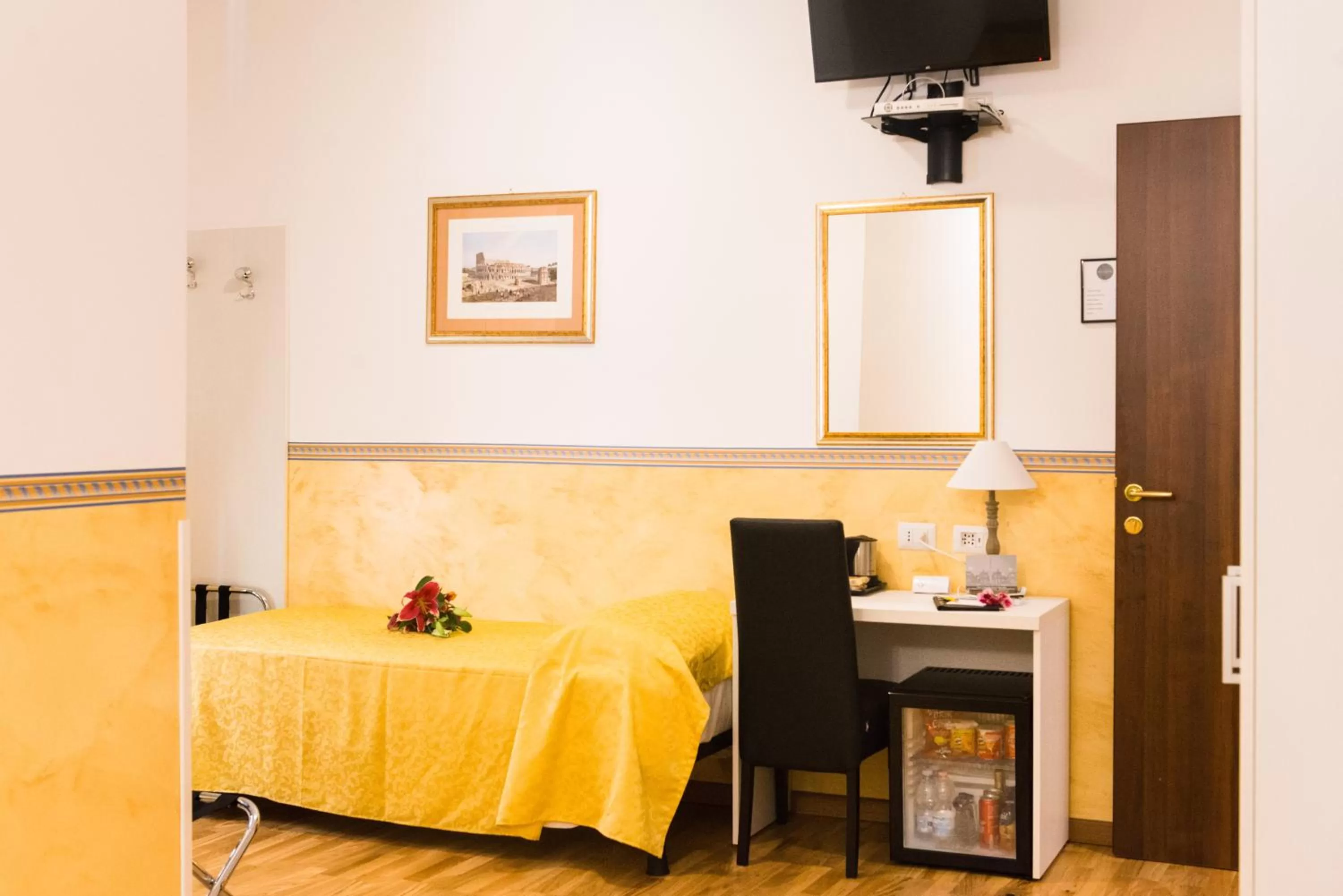 Photo of the whole room, Bed in Domus Popolo