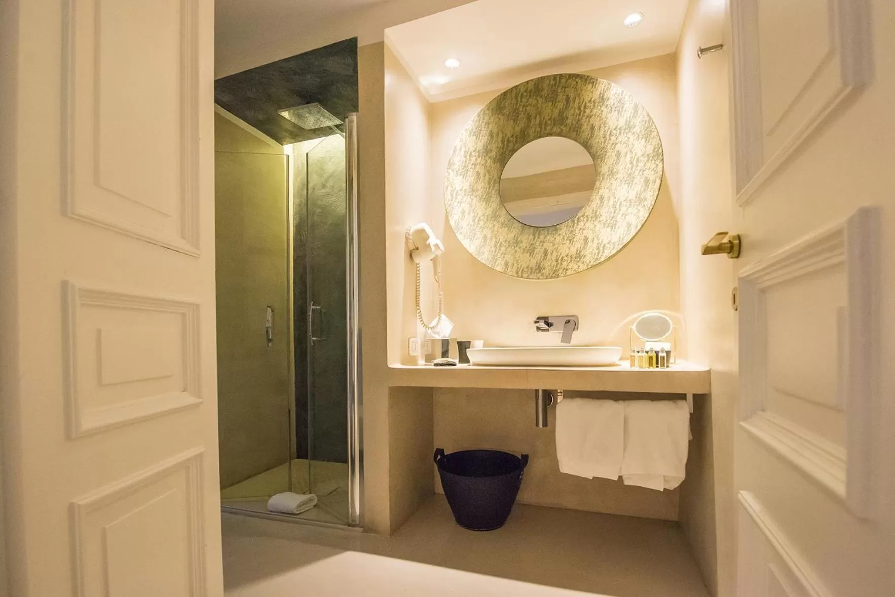 Shower in Piazza di Spagna 9