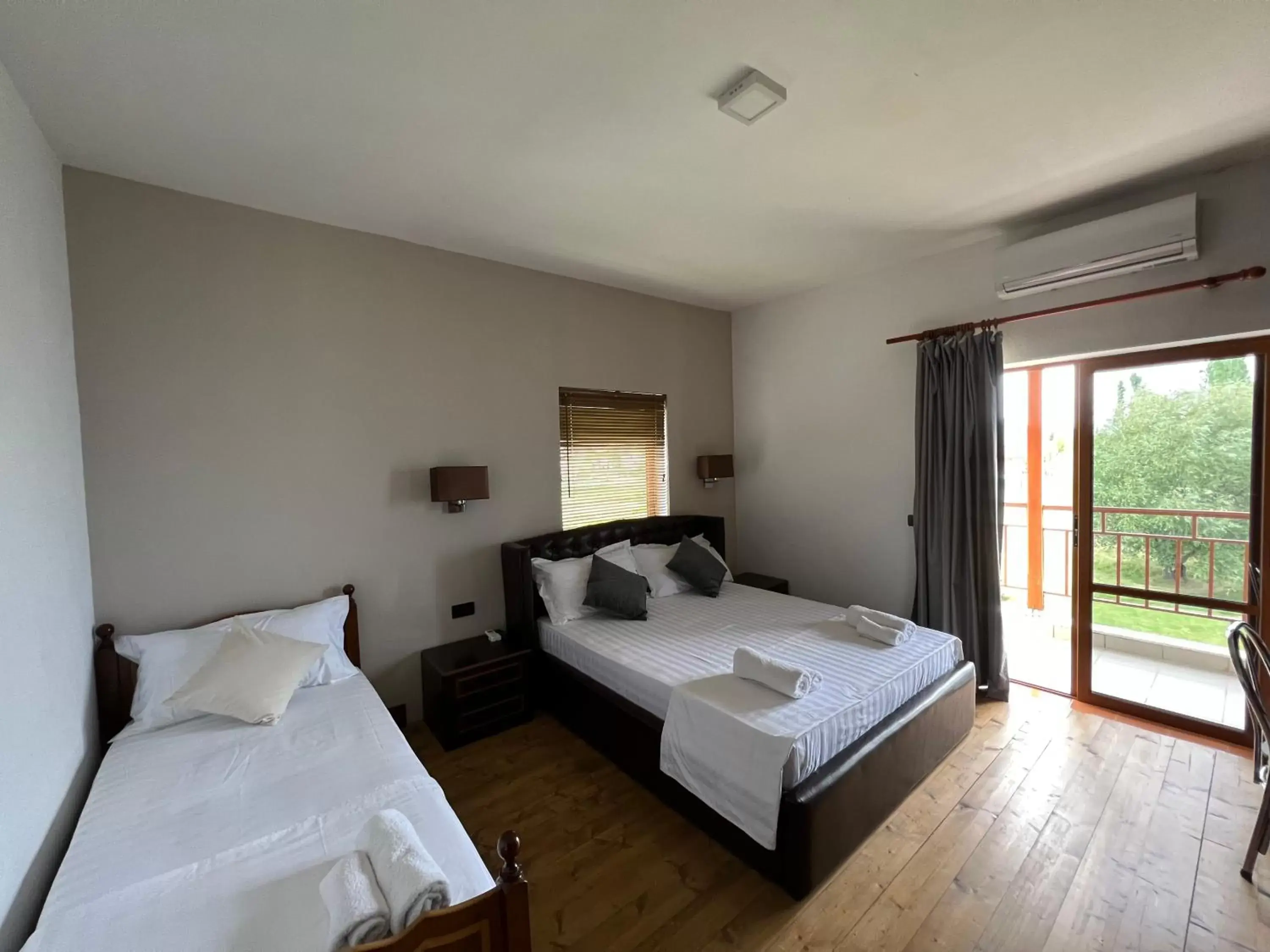 Triple Room with Lake View in Hotel Victoria Triple Room with Lake View in Hotel Victoria