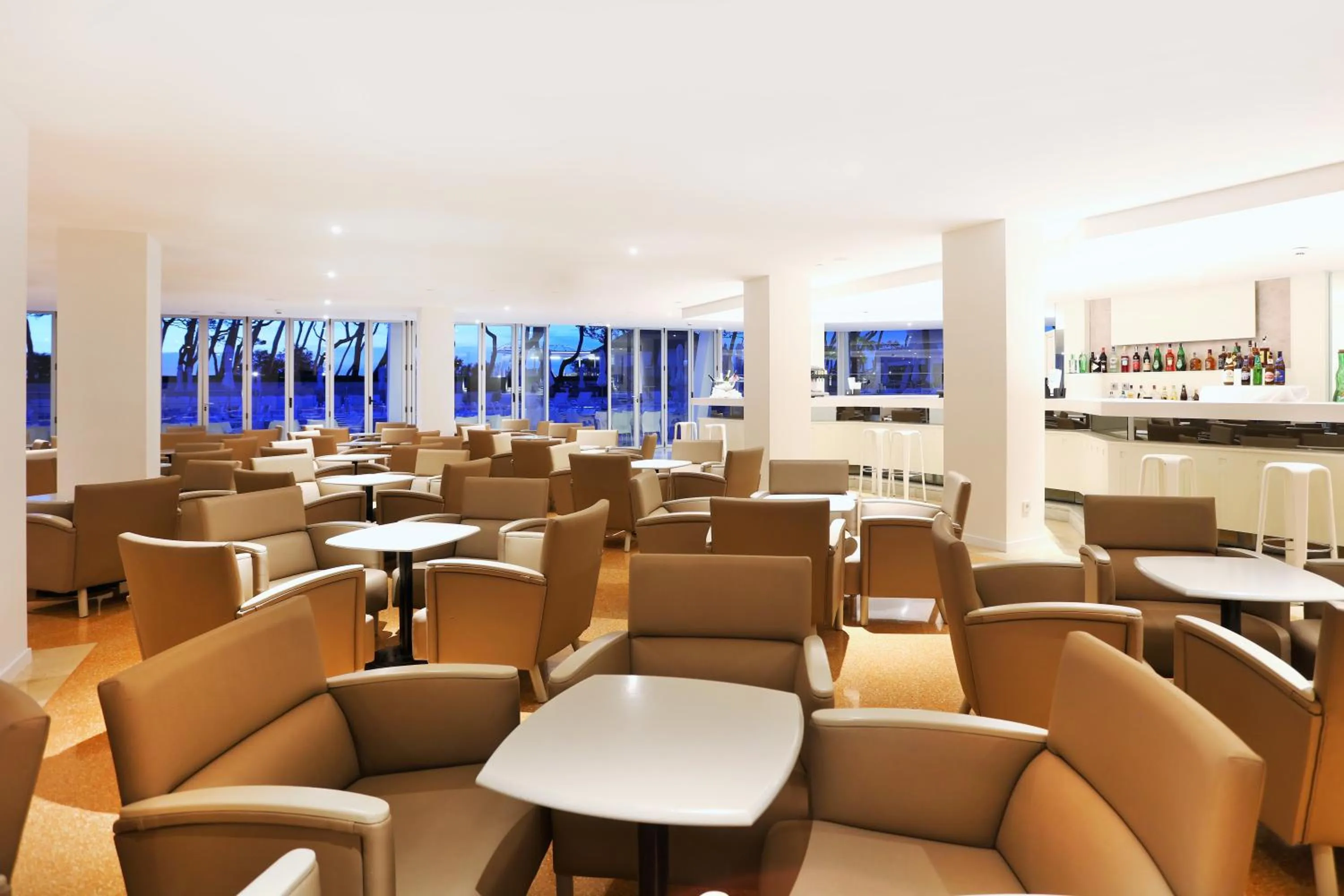 Lounge or bar in Iberostar Waves Playa de Muro