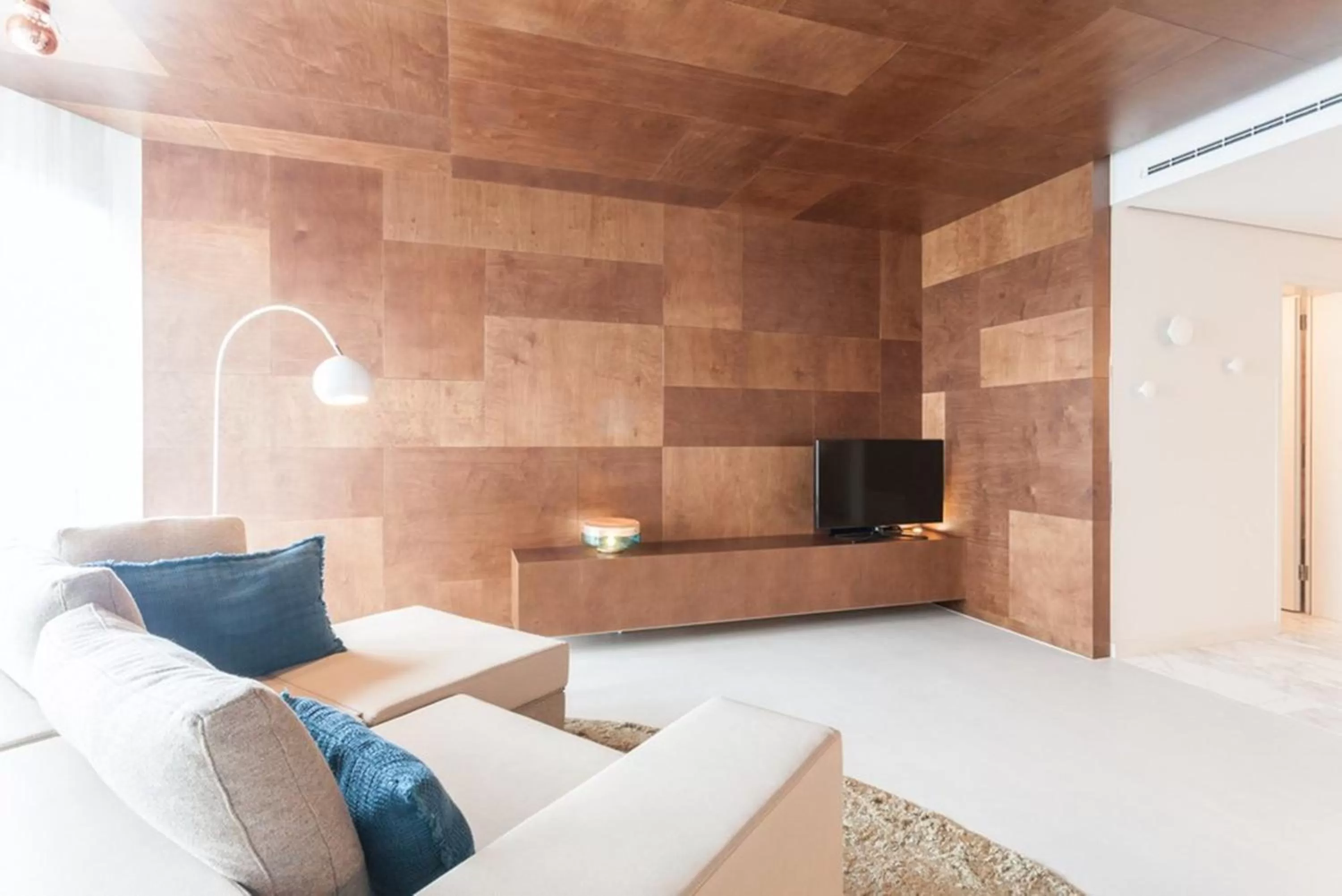 TV and multimedia in EMA House Hotel Suites