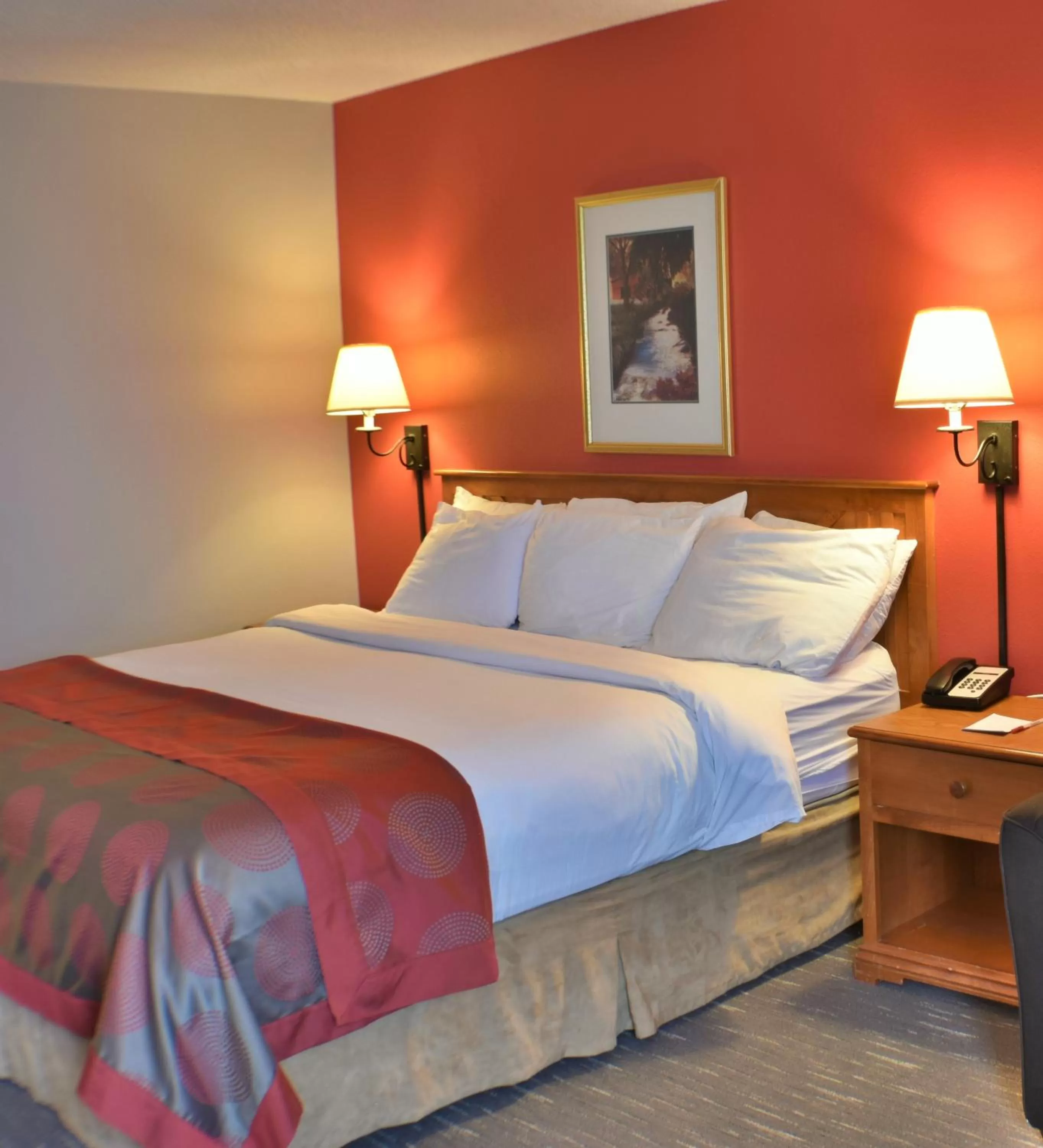 Bed in Ramada by Wyndham Sioux Falls Airport - Waterpark Resort & Event Center