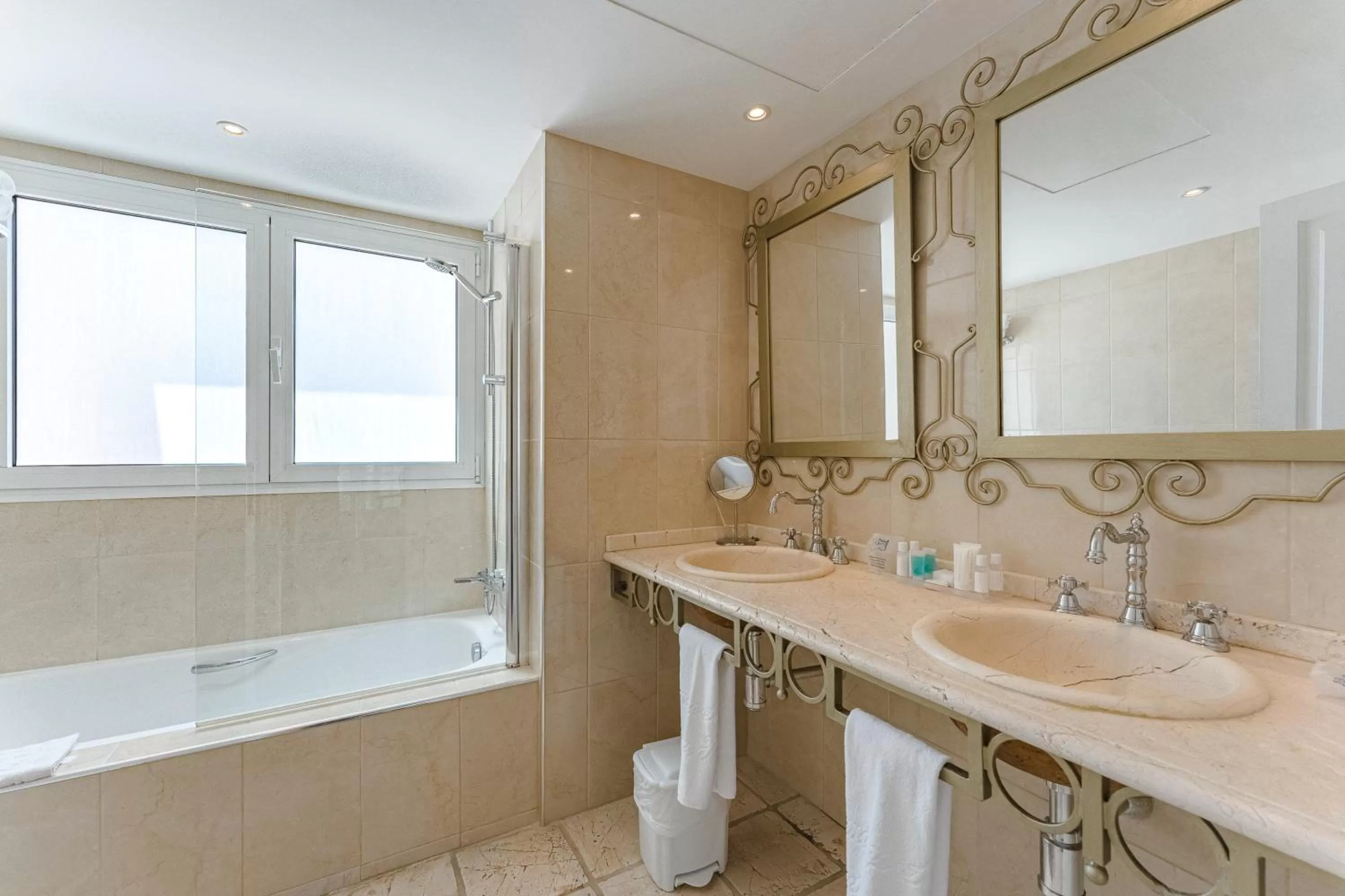 Bathroom in Flamingo Suites Boutique Hotel
