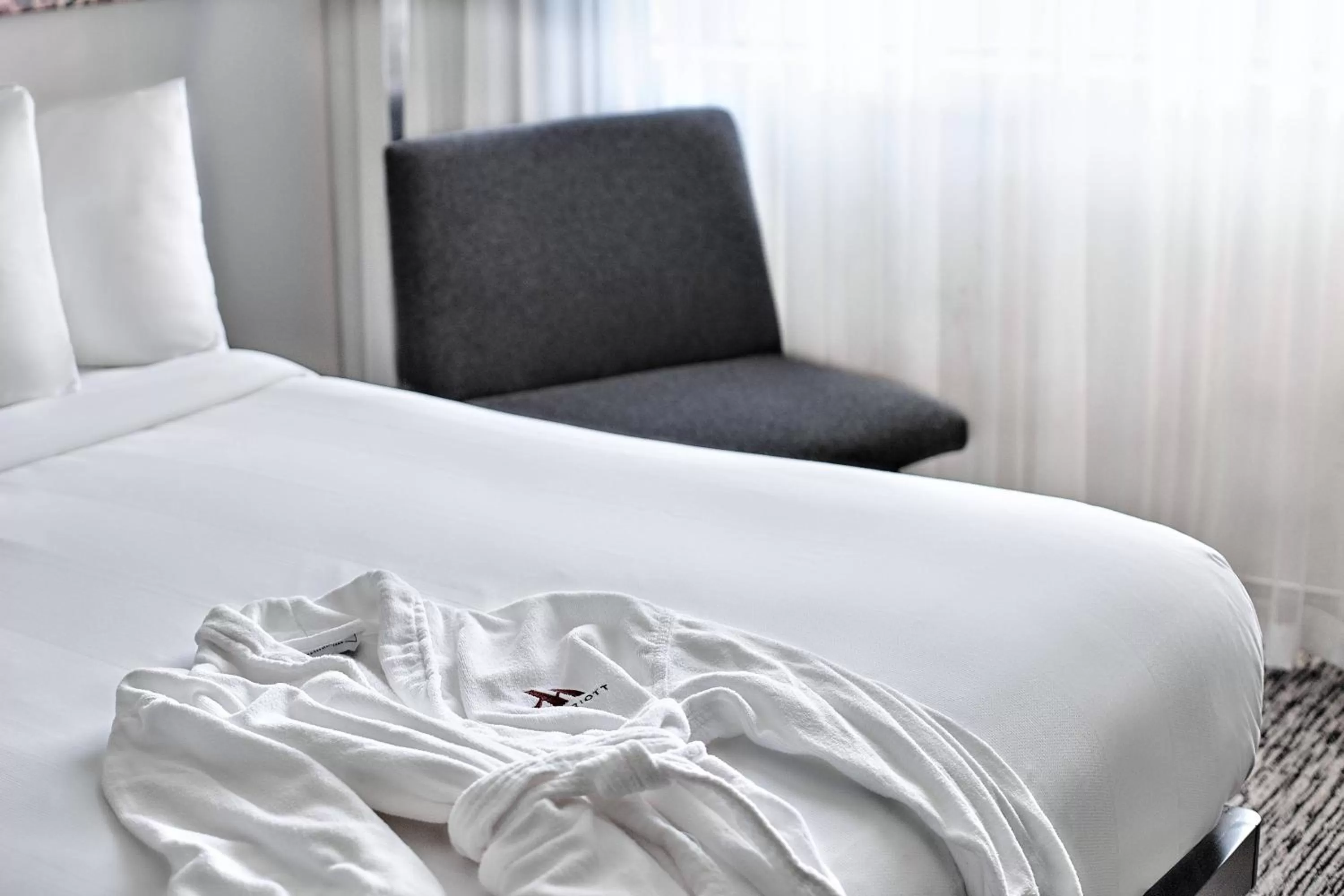 Photo of the whole room, Bed in Cleveland Marriott East