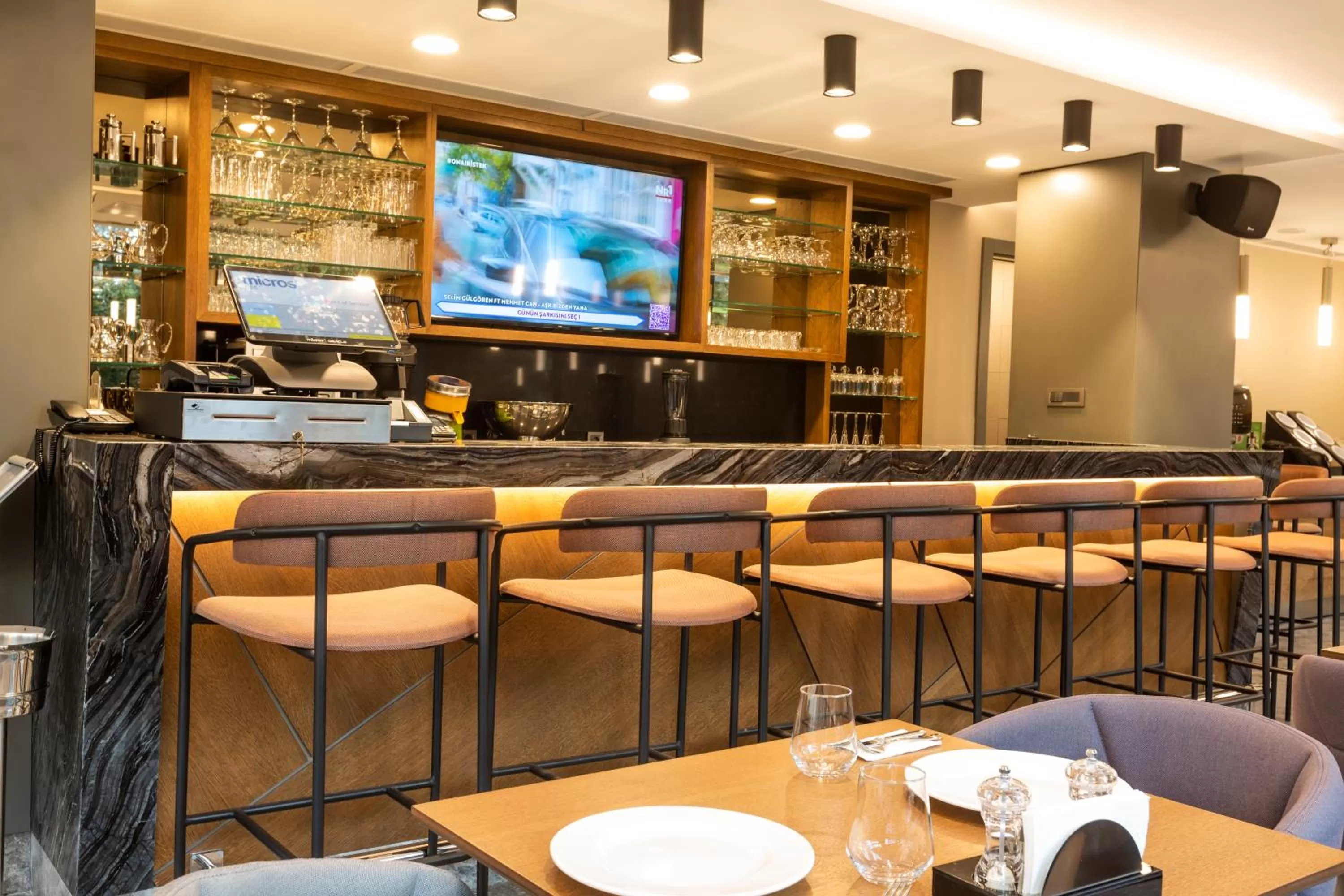 Restaurant/places to eat in Radisson Hotel Istanbul Harbiye