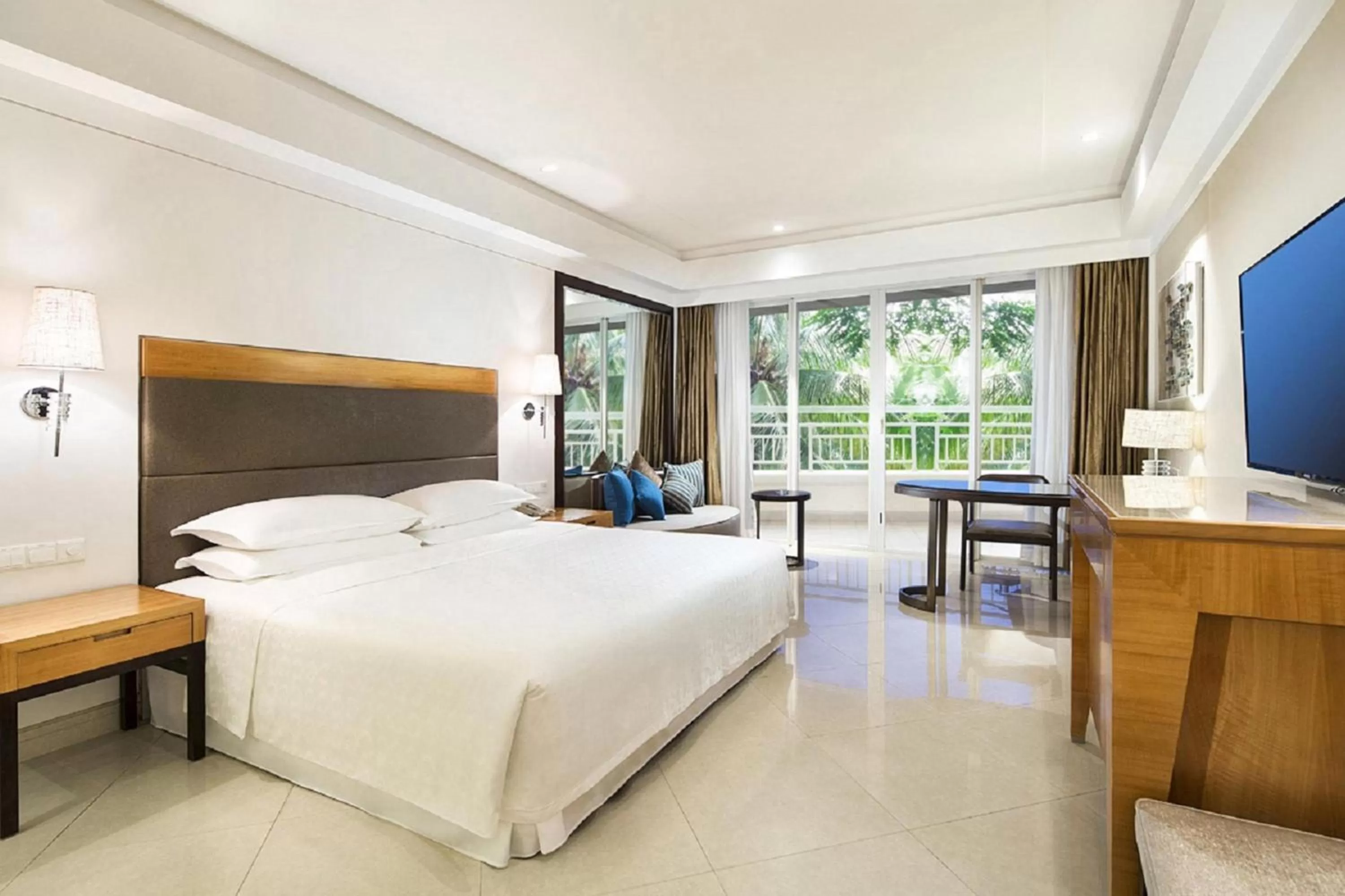 Photo of the whole room, Bed in Sheraton Haikou Hotel