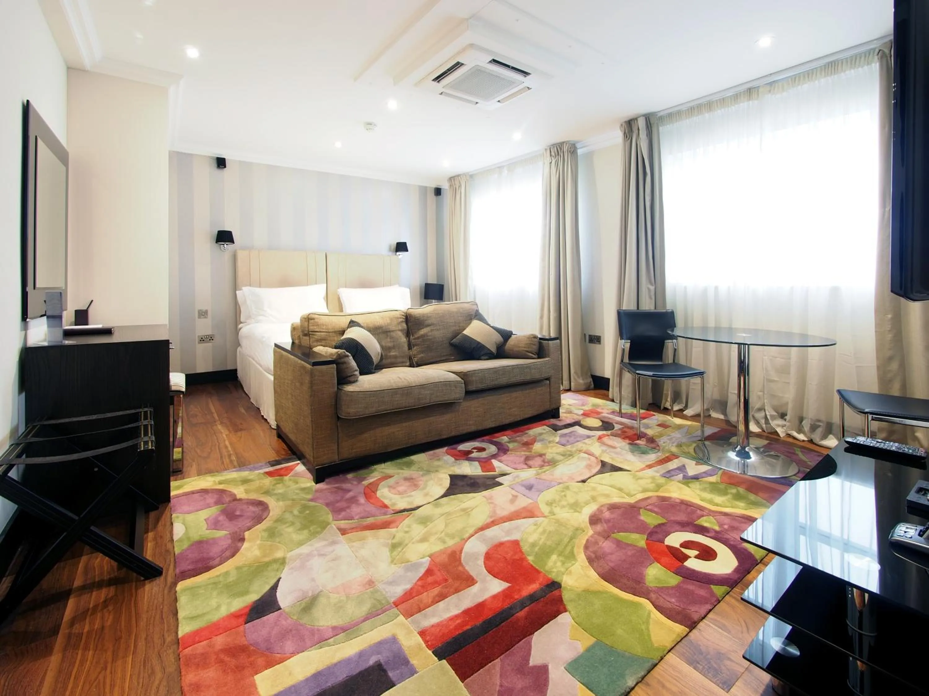 Bedroom in 130 Queen's Gate Apartments