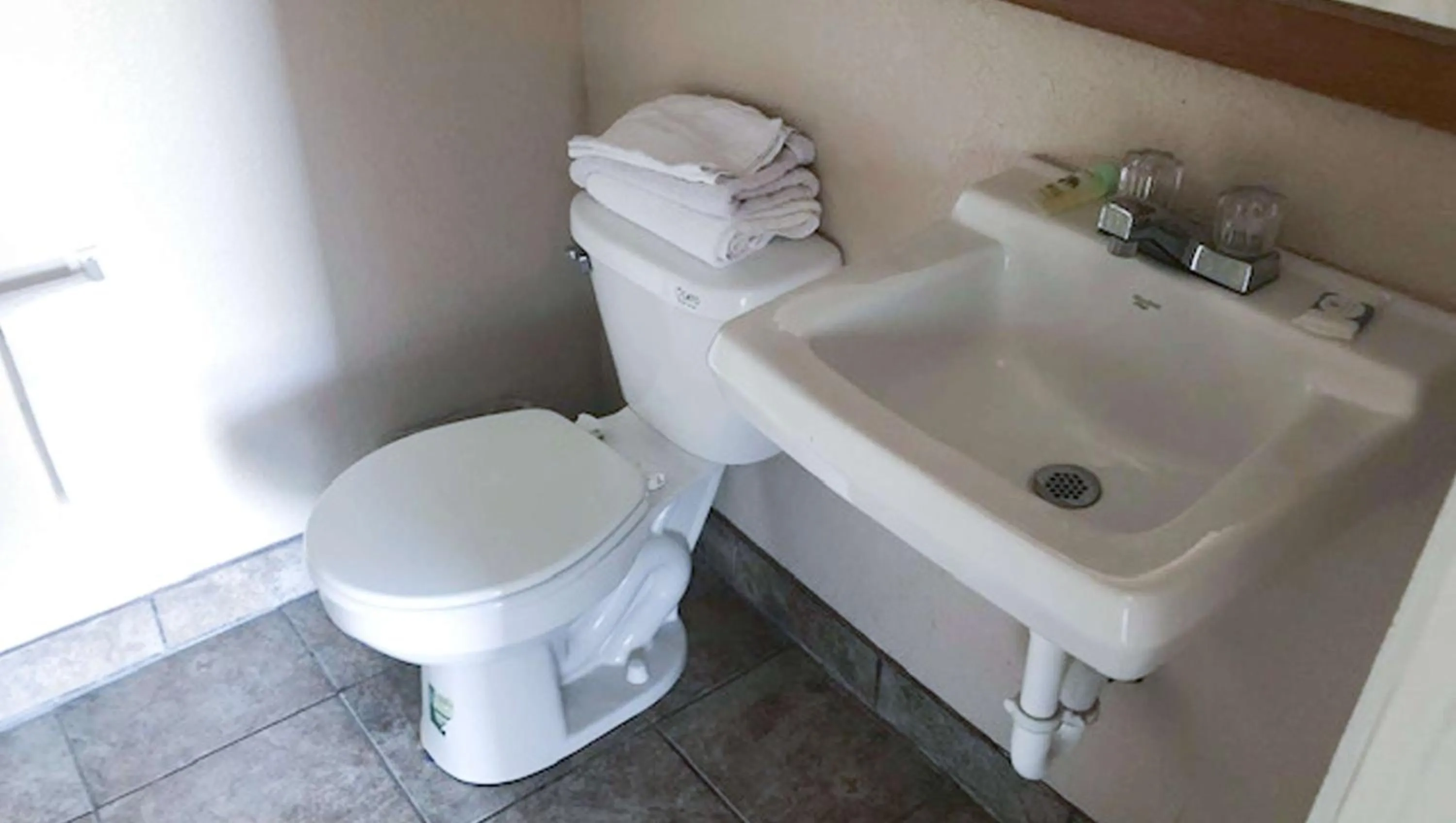 Bathroom in Budget Inn Ardmore OK