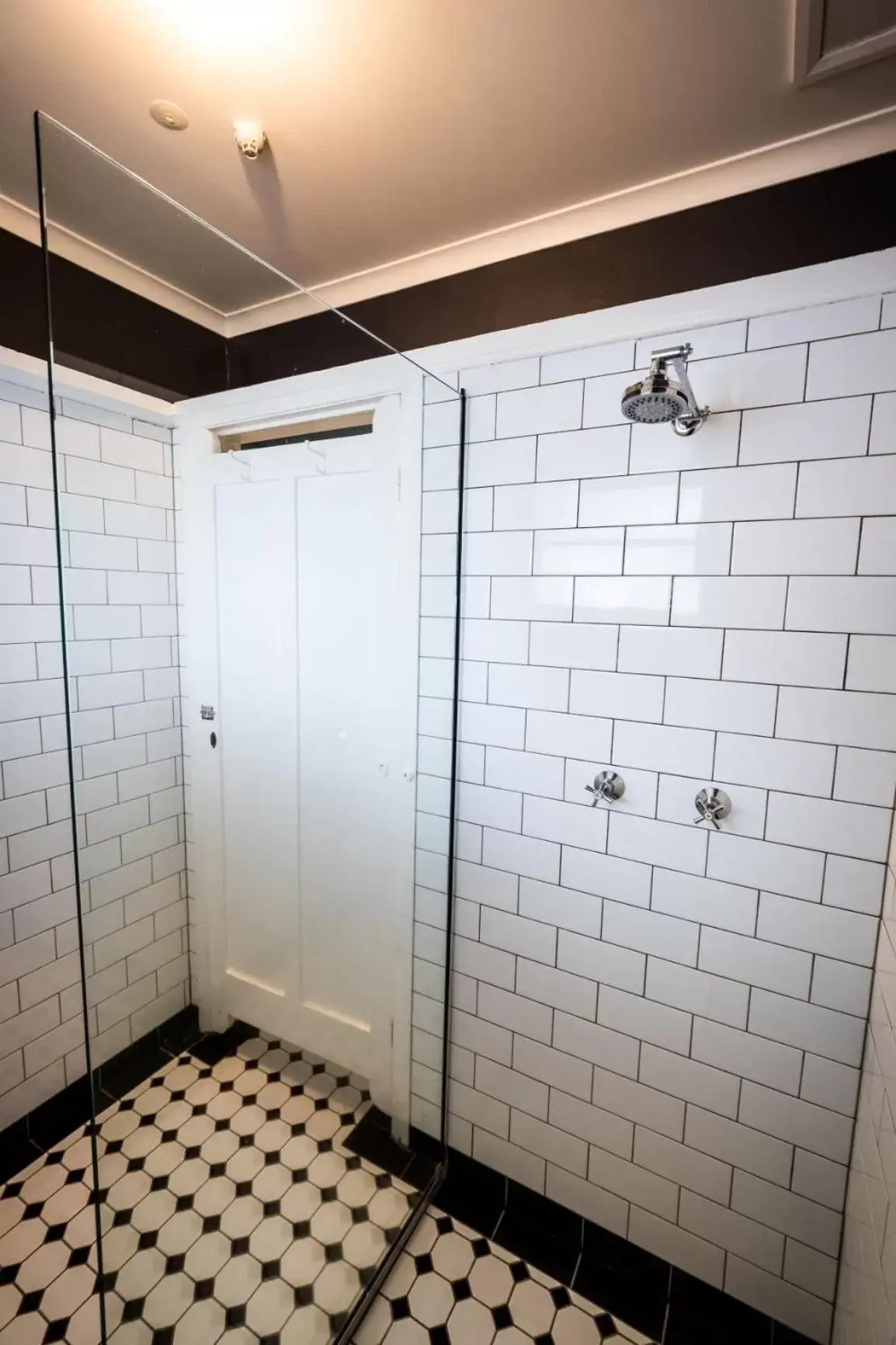 Single Room with Shared Bathroom in The Royal Hotel Single Room with Shared Bathroom in The Royal Hotel