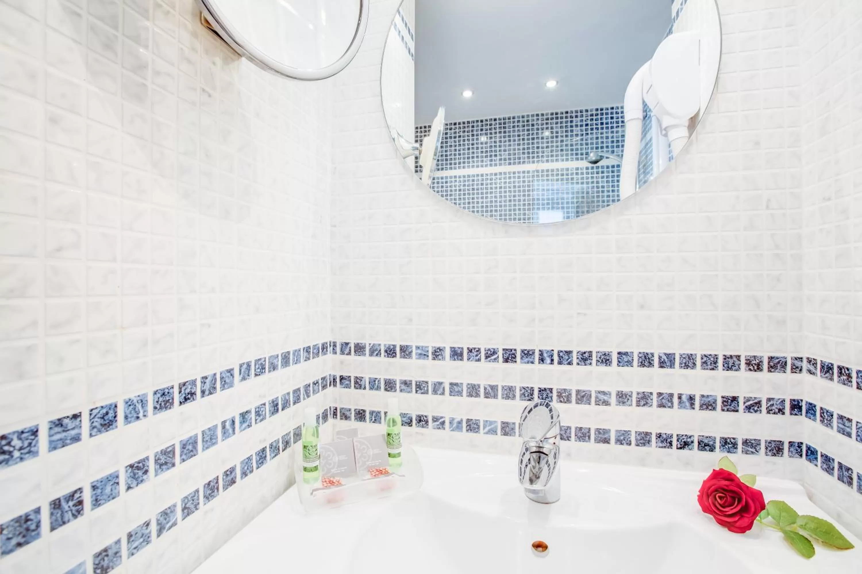 Bathroom in Hôtel Pavillon Bastille