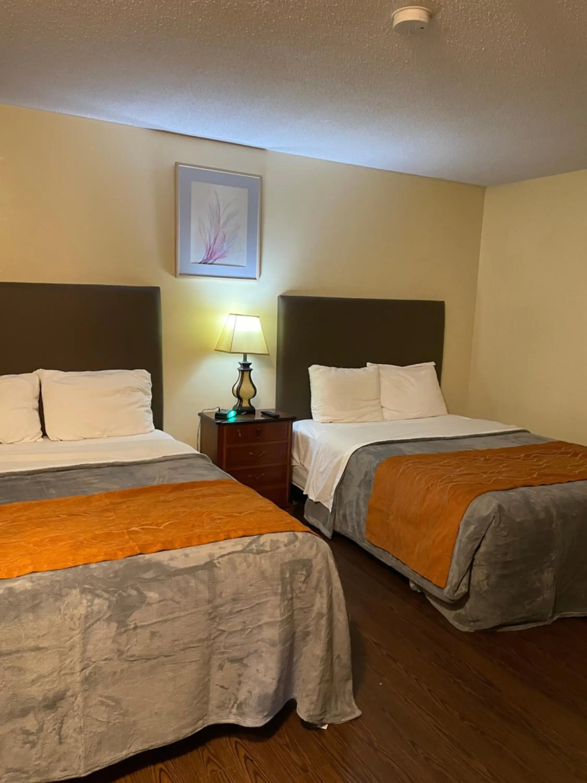 Standard Queen Room with Two Queen Beds in Scottish Inn Near the Falls and Casino Standard Queen Room with Two Queen Beds in Scottish Inn Near the Falls and Casino