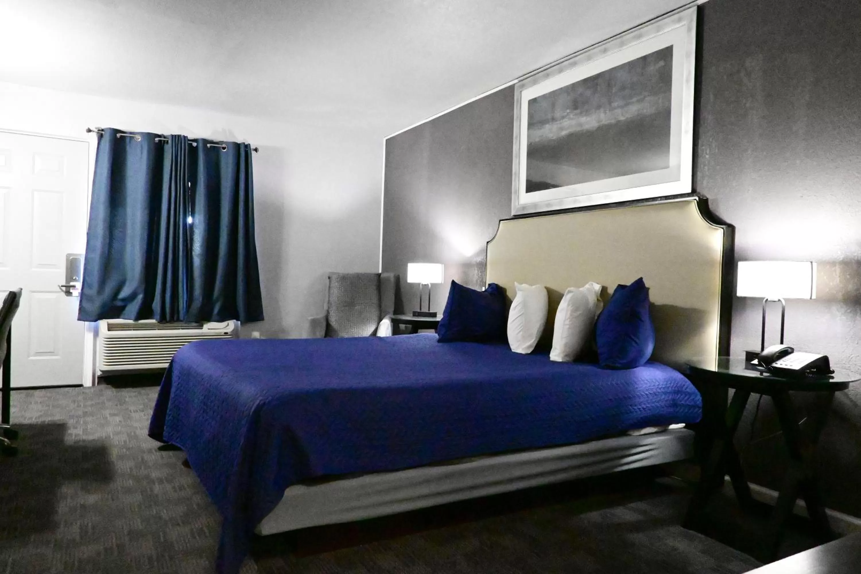 Bed in R Nite Star Inn and Suites -Home of the Cowboys & Rangers