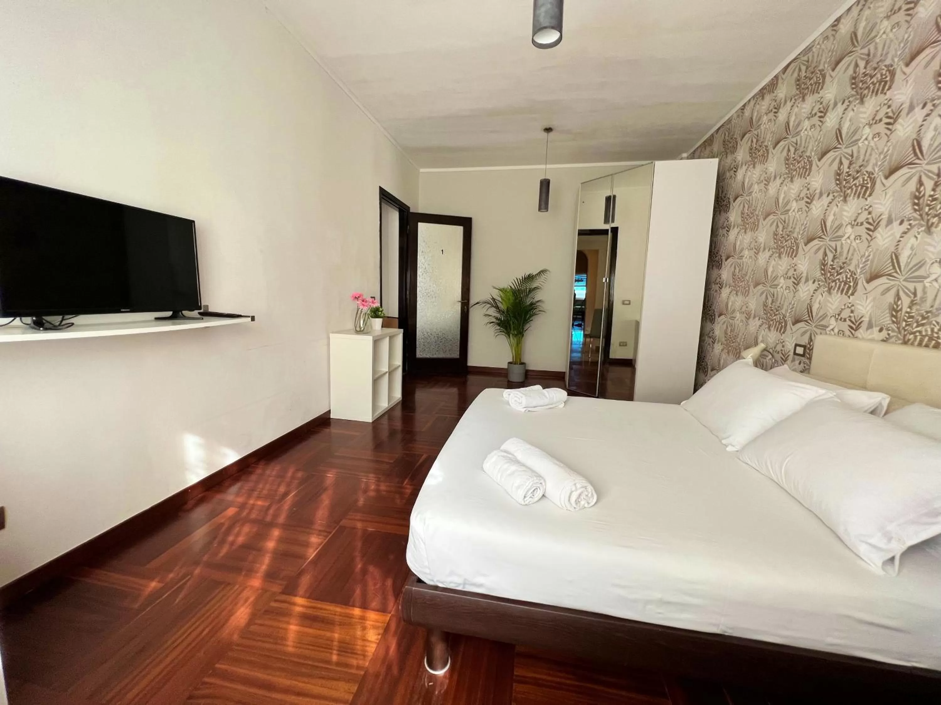 TV/Entertainment Center in APPARTME Guest House Seveso 40