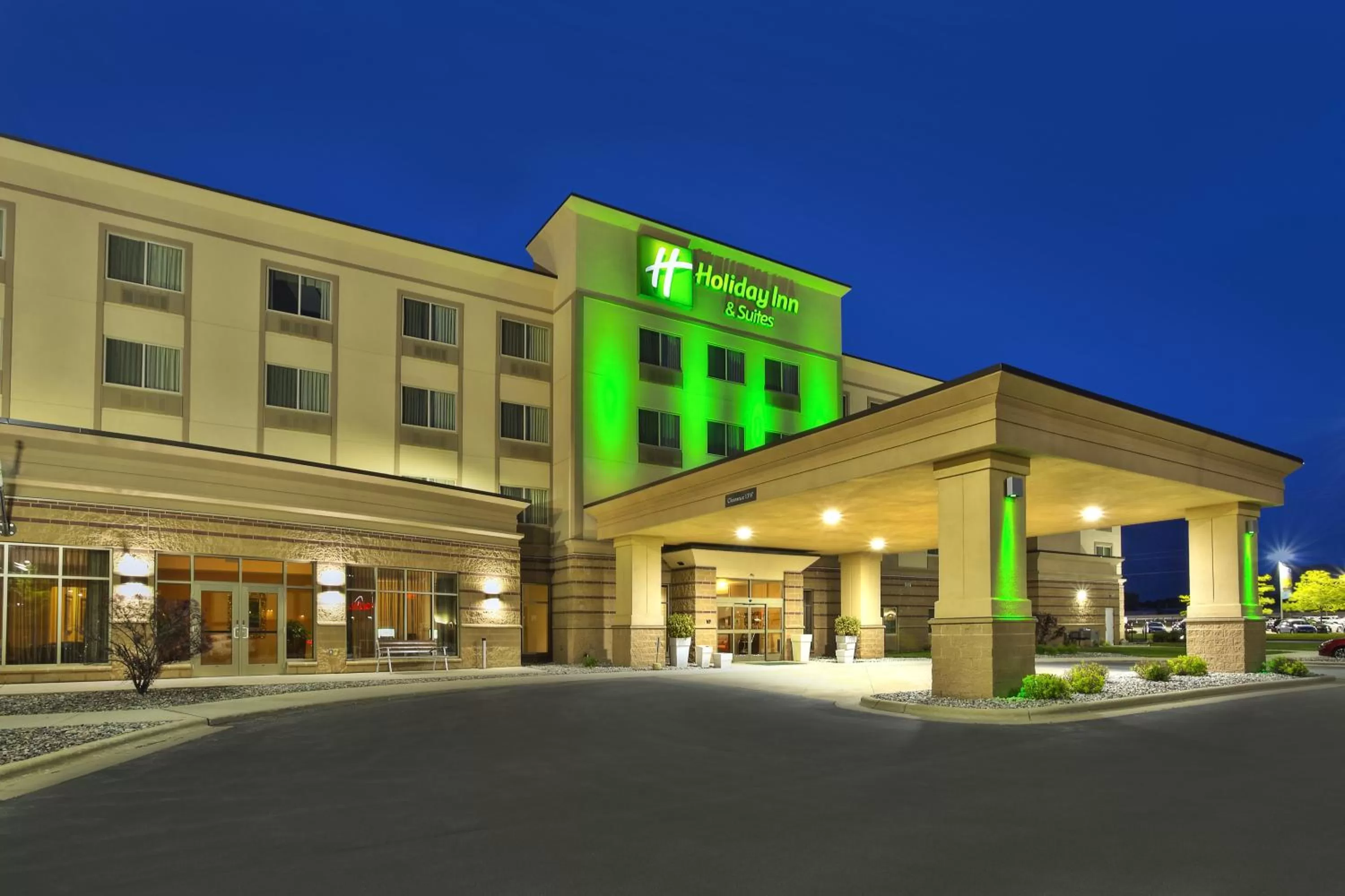 Property building in Holiday Inn & Suites Green Bay Stadium by IHG