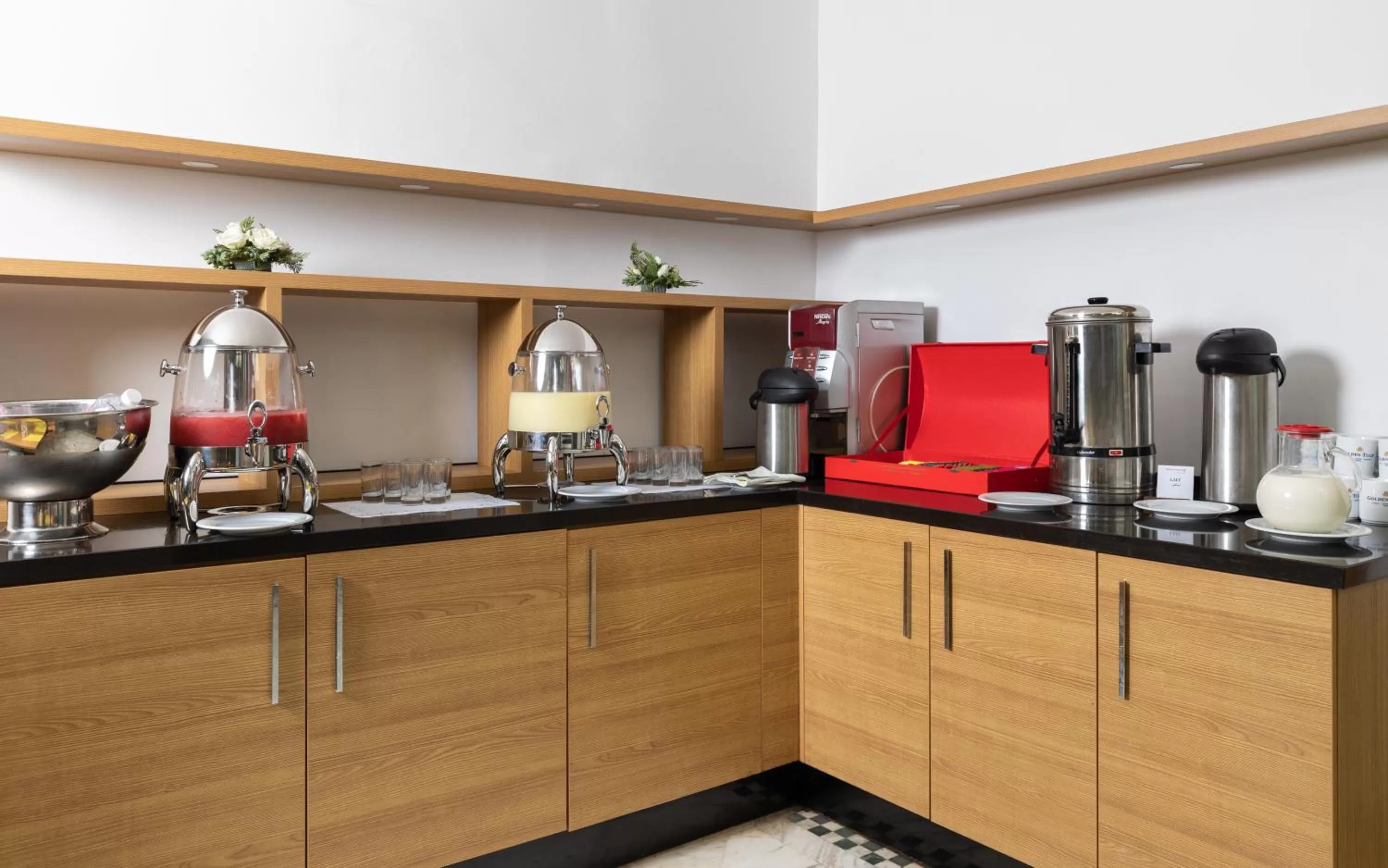 Food and drinks in Golden Tulip El Mechtel