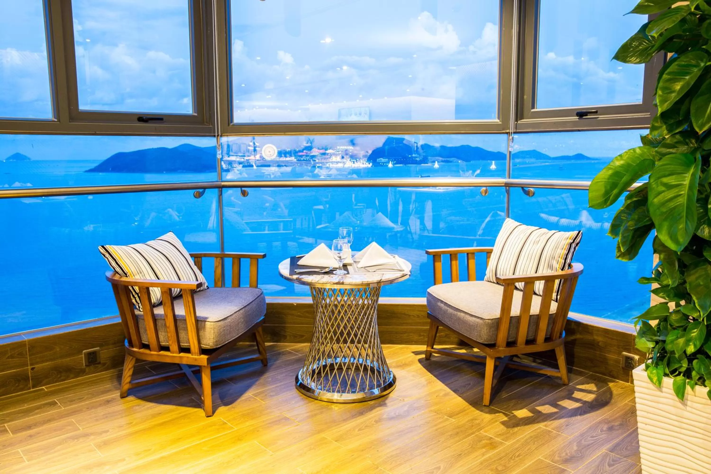 Restaurant/places to eat in Queen Ann Nha Trang Hotel