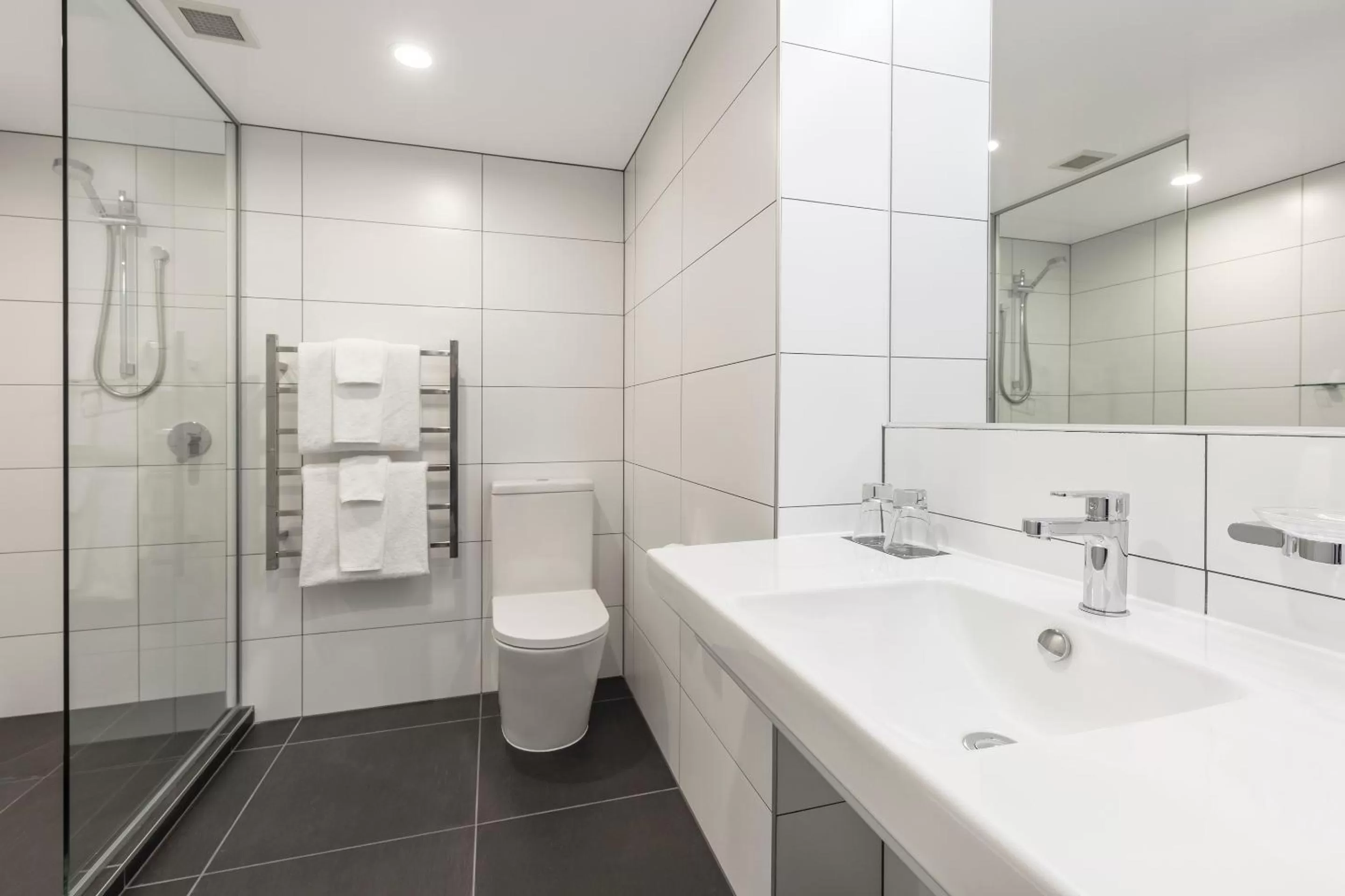 Newly Refurbished -  Executive Twin Room in James Cook Hotel Grand Chancellor