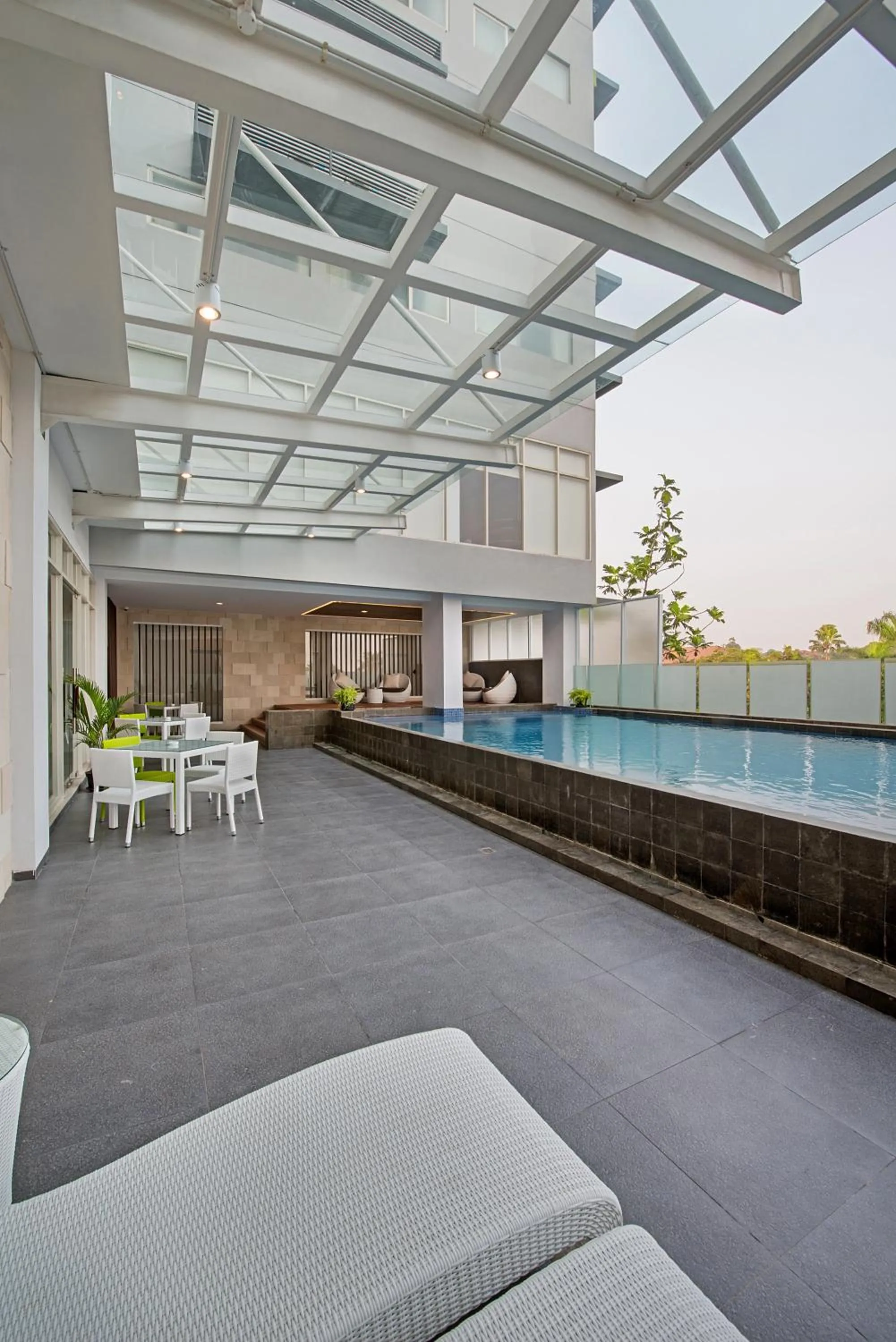 Swimming pool in Whiz Prime Hotel Pajajaran Bogor