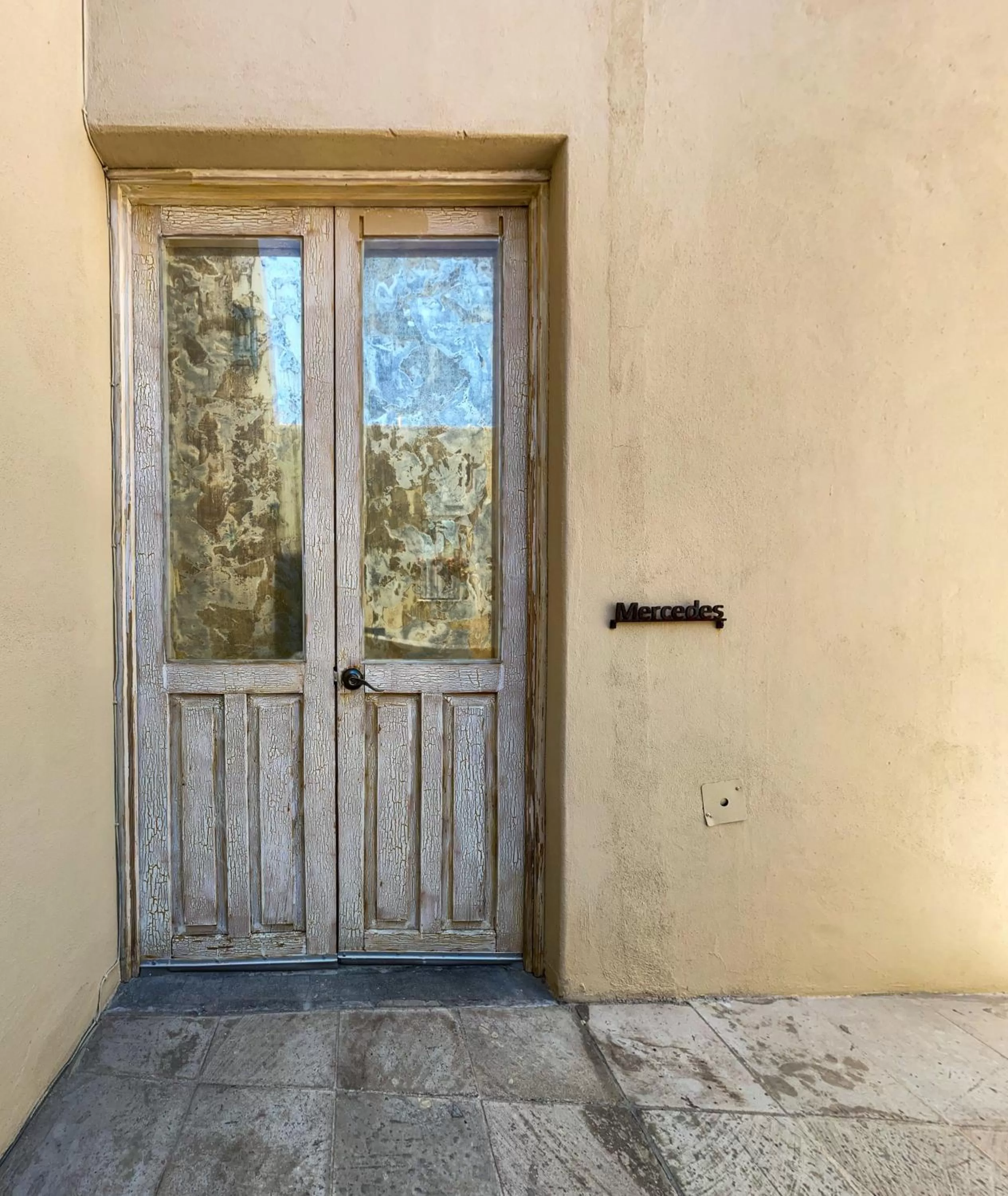 Text overlay in Hotel Nena Centro