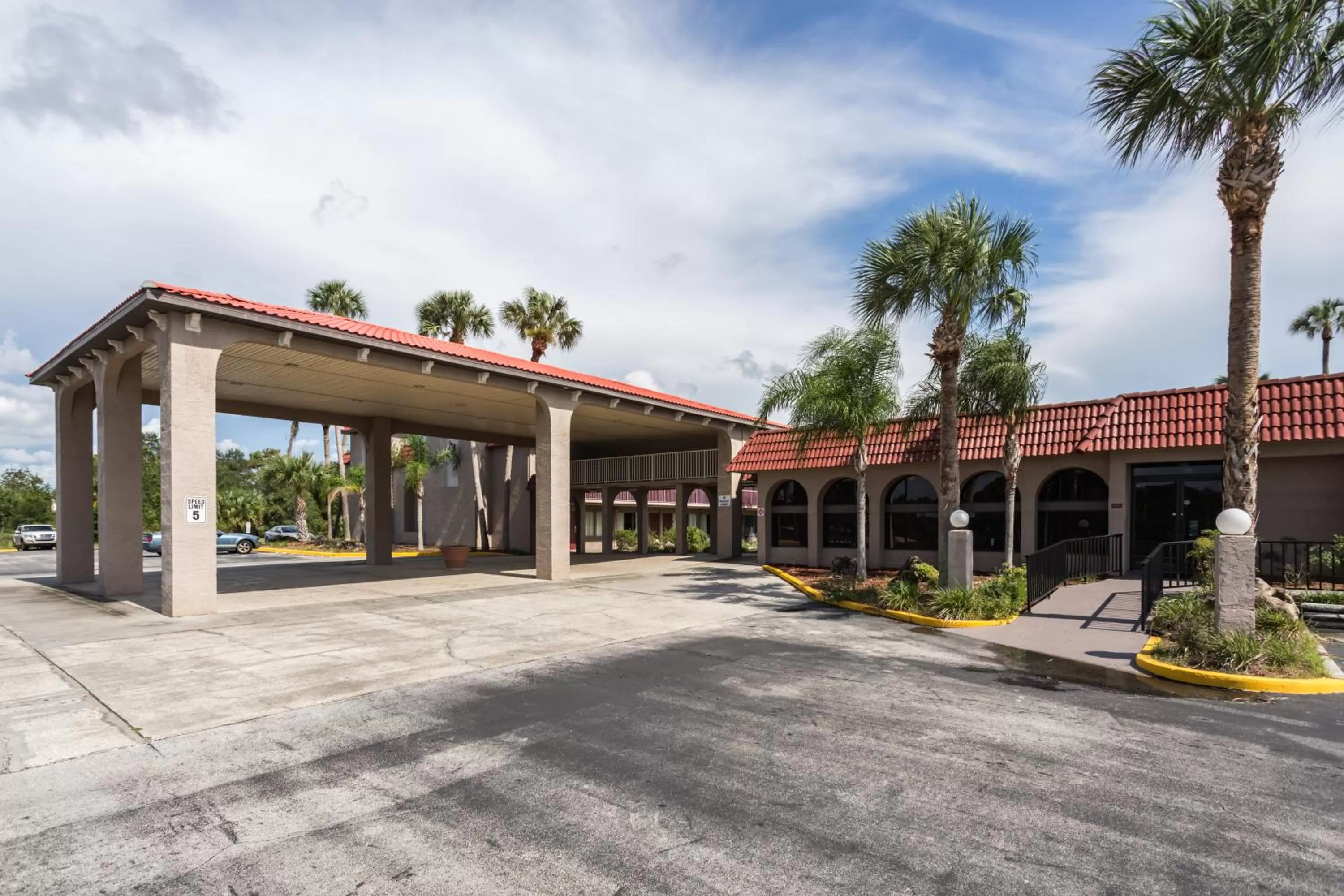 Property building in Motel 6-Spring Hill, FL - Weeki Wachee