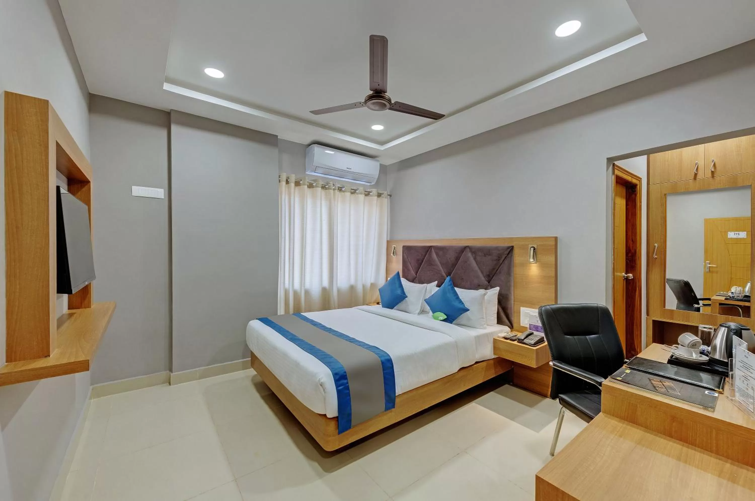 Bed in Click Hotel Guwahati