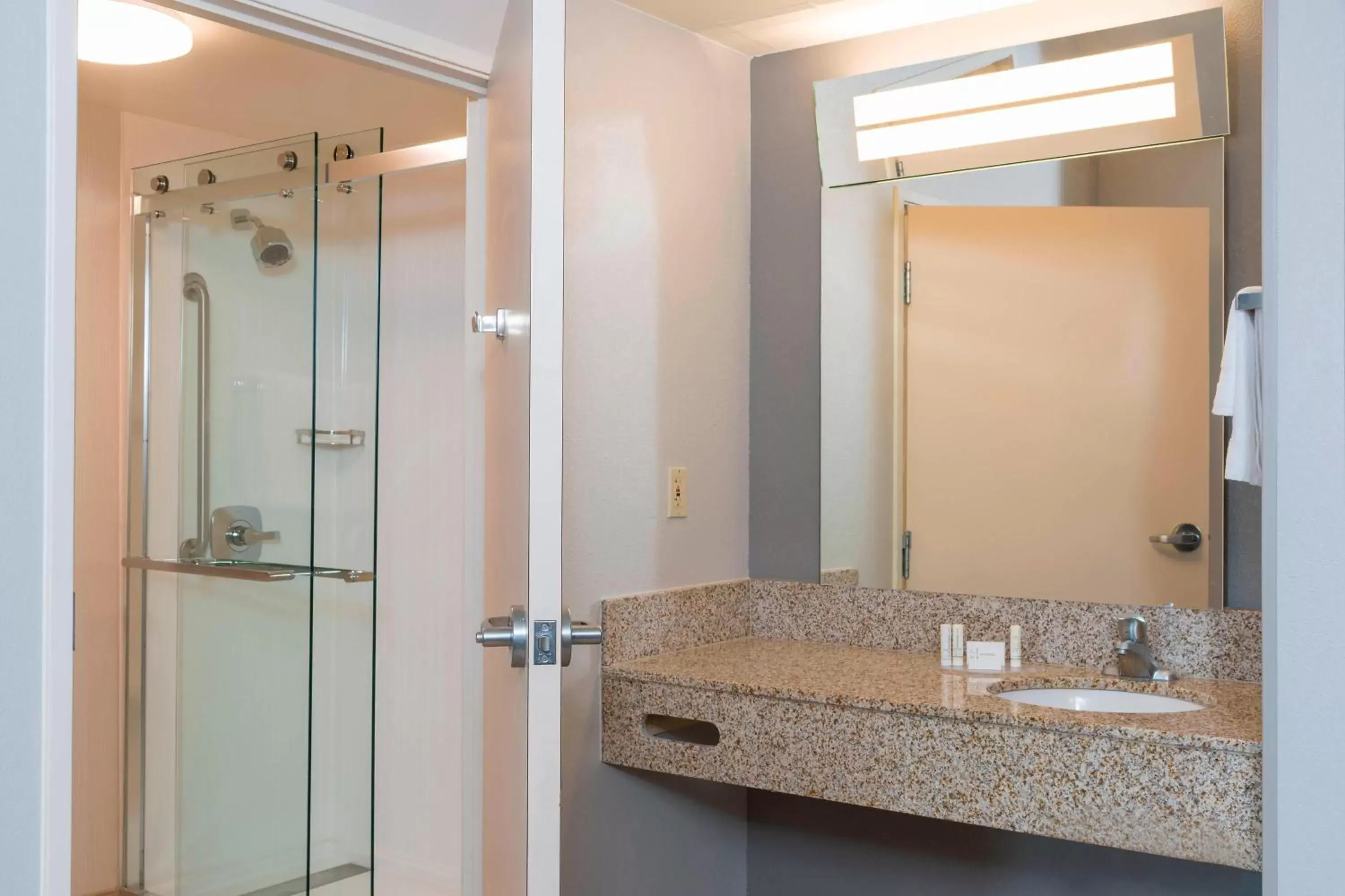 King Room in Courtyard Louisville Downtown King Room in Courtyard Louisville Downtown