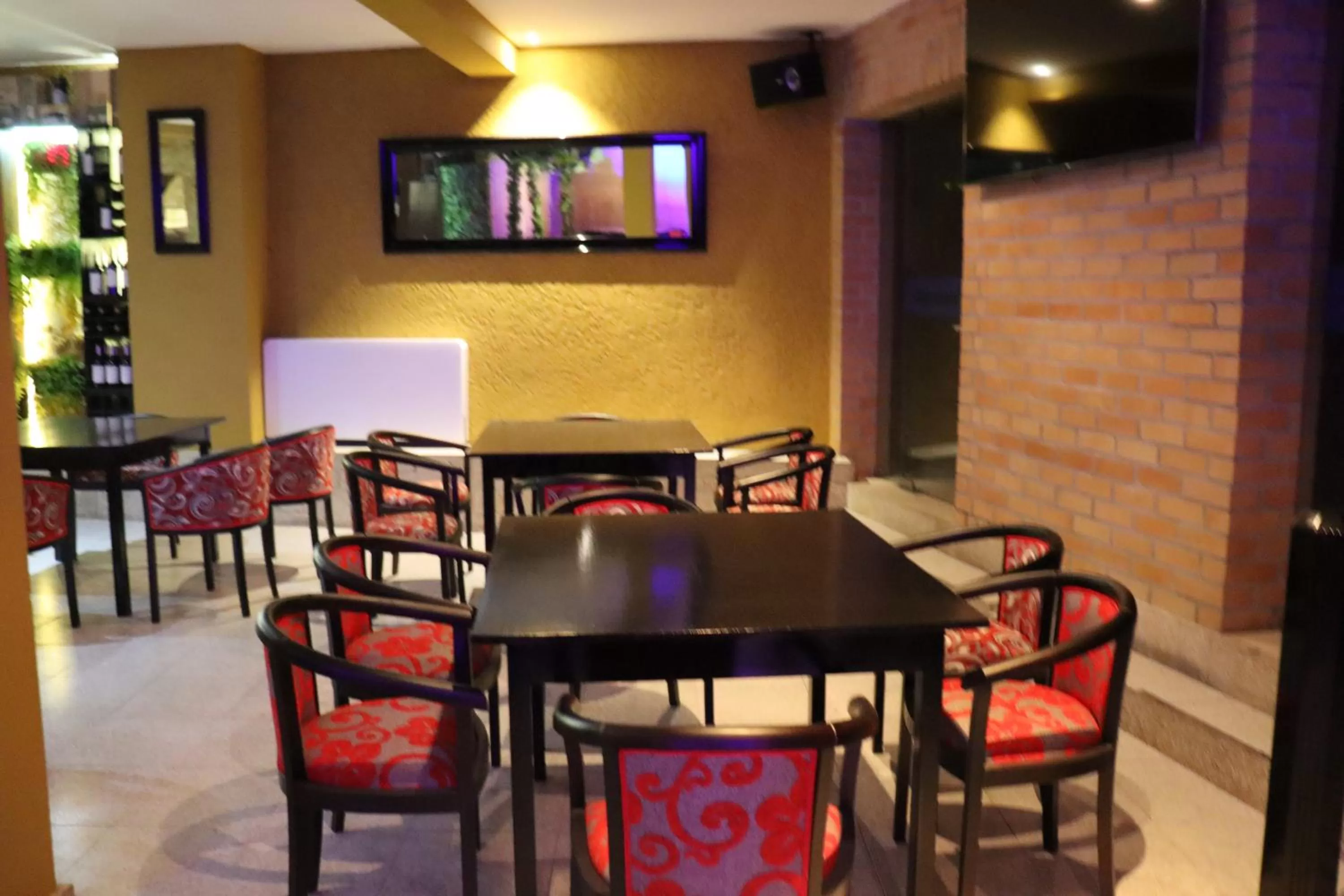 Restaurant/Places to Eat in Leonchic - Guest House