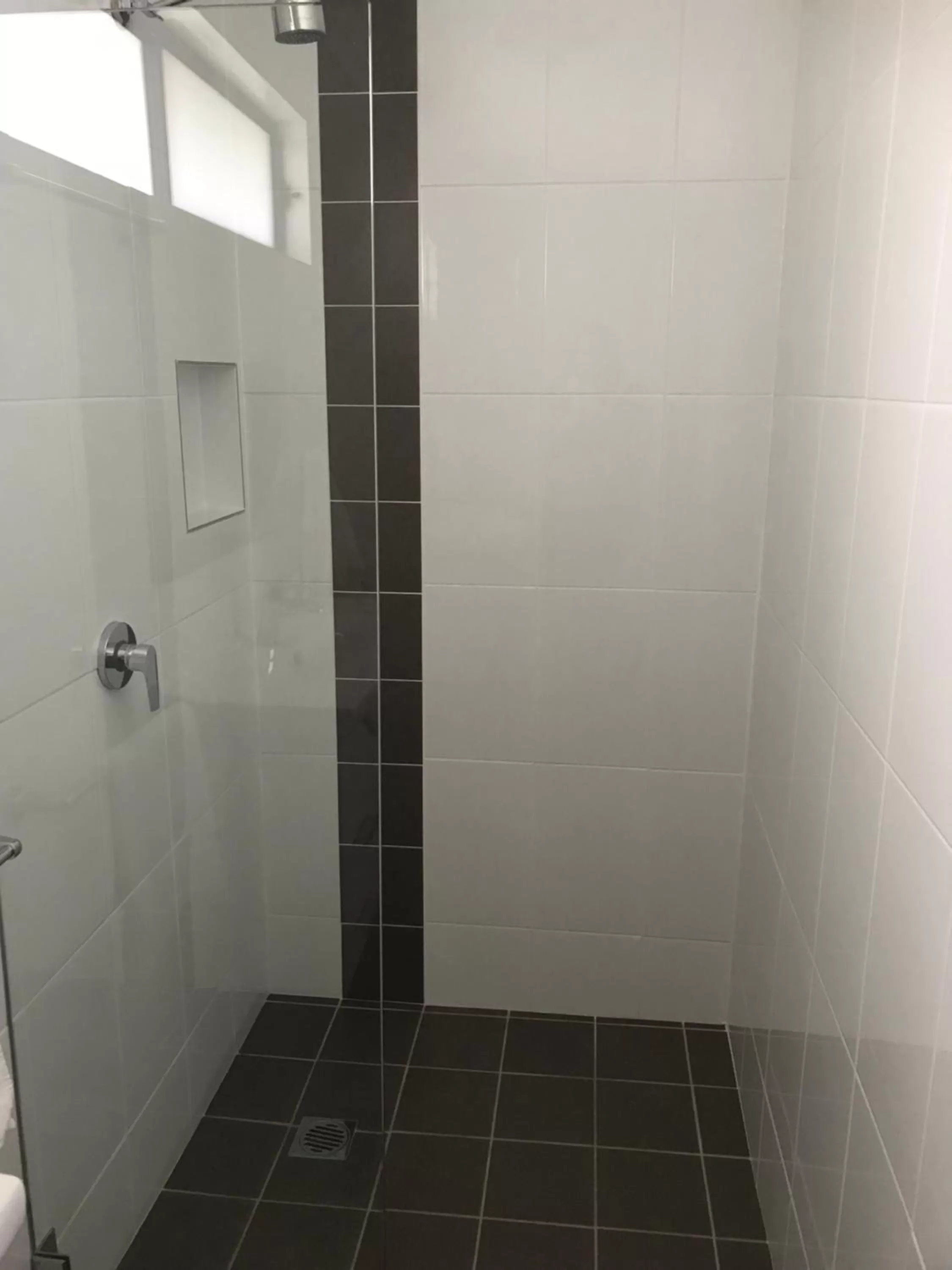 Shower in Kootingal Landview Motel