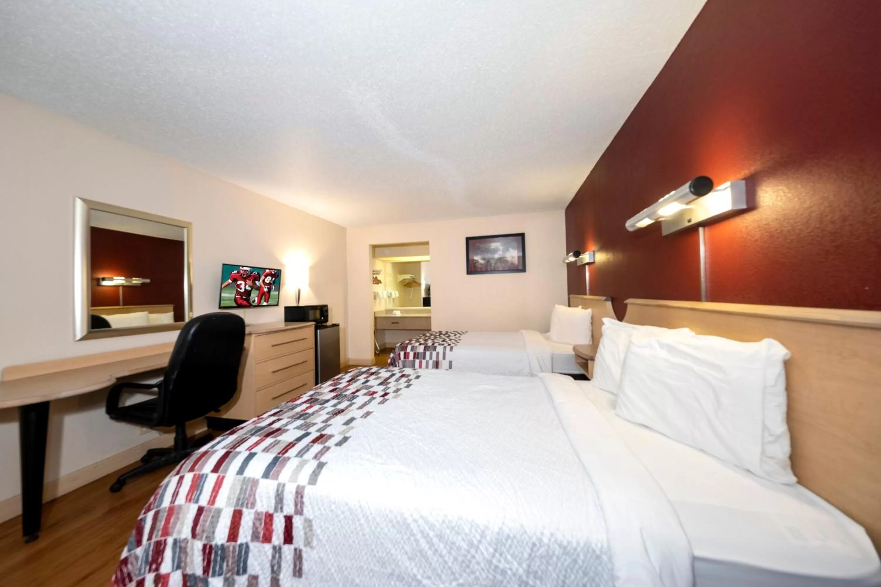 Photo of the whole room, Bed in Red Roof Inn & Suites Wytheville