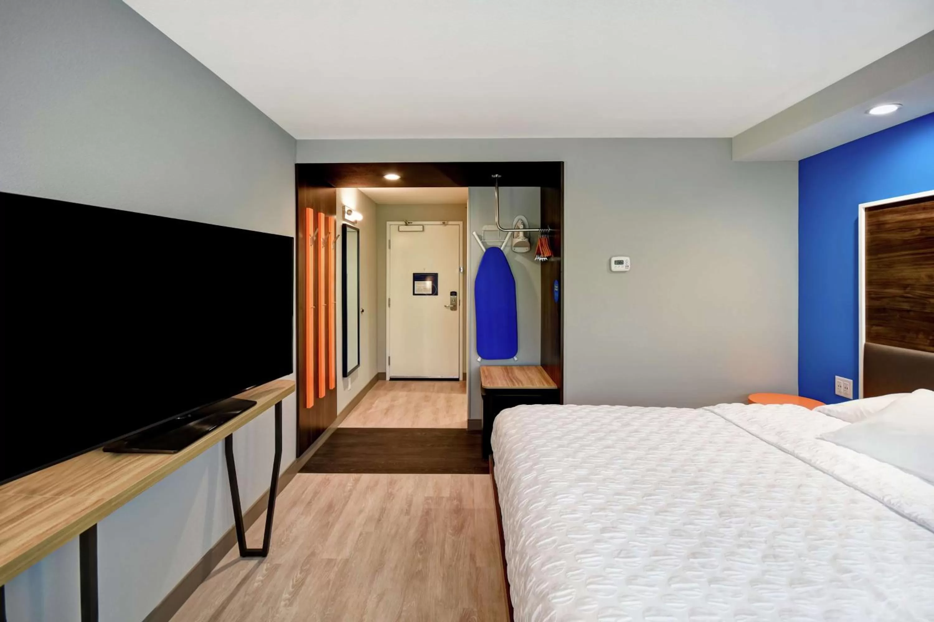 Photo of the whole room, Bed in Tru By Hilton Deadwood