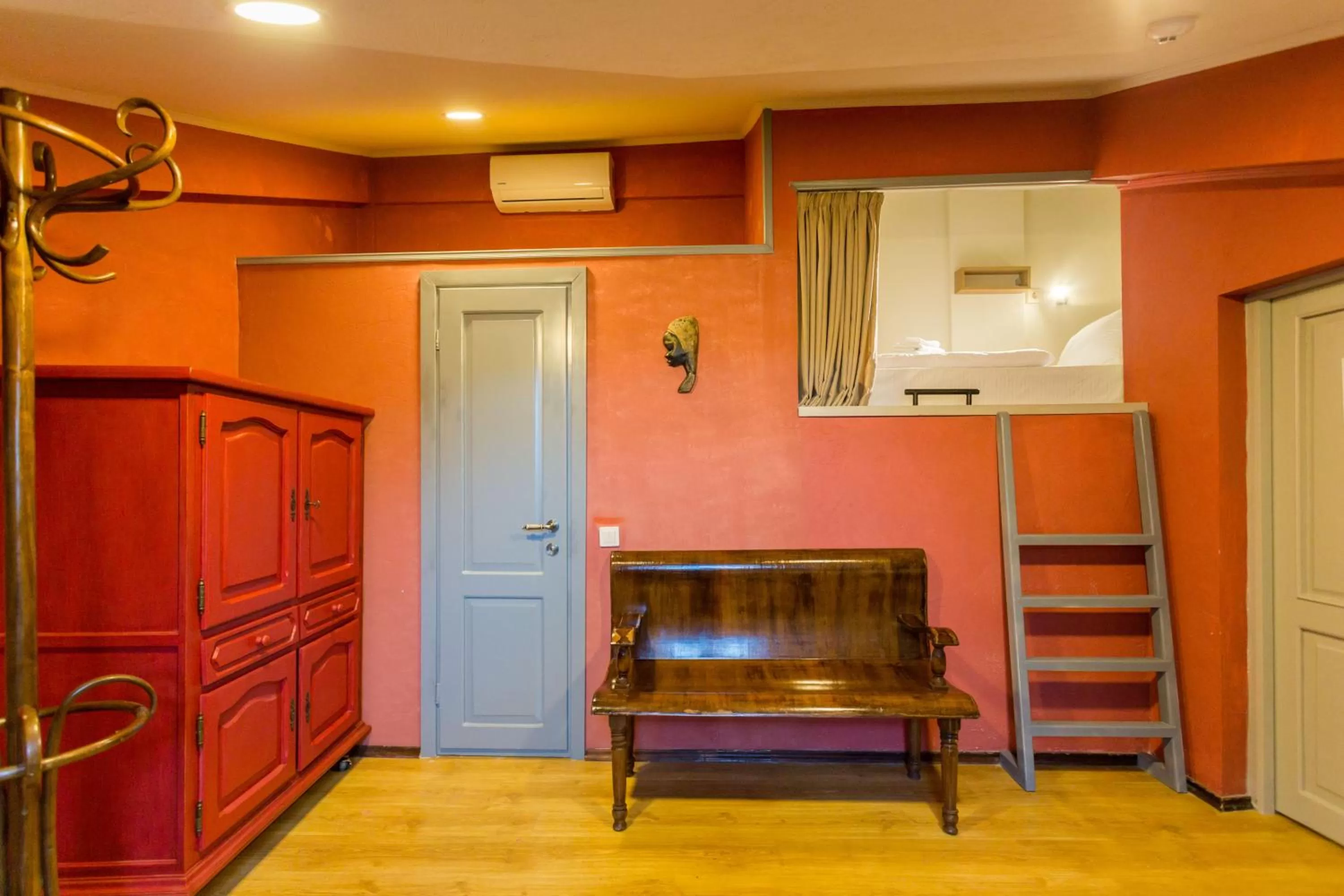 Bed, Seating Area in Kindli Hotel